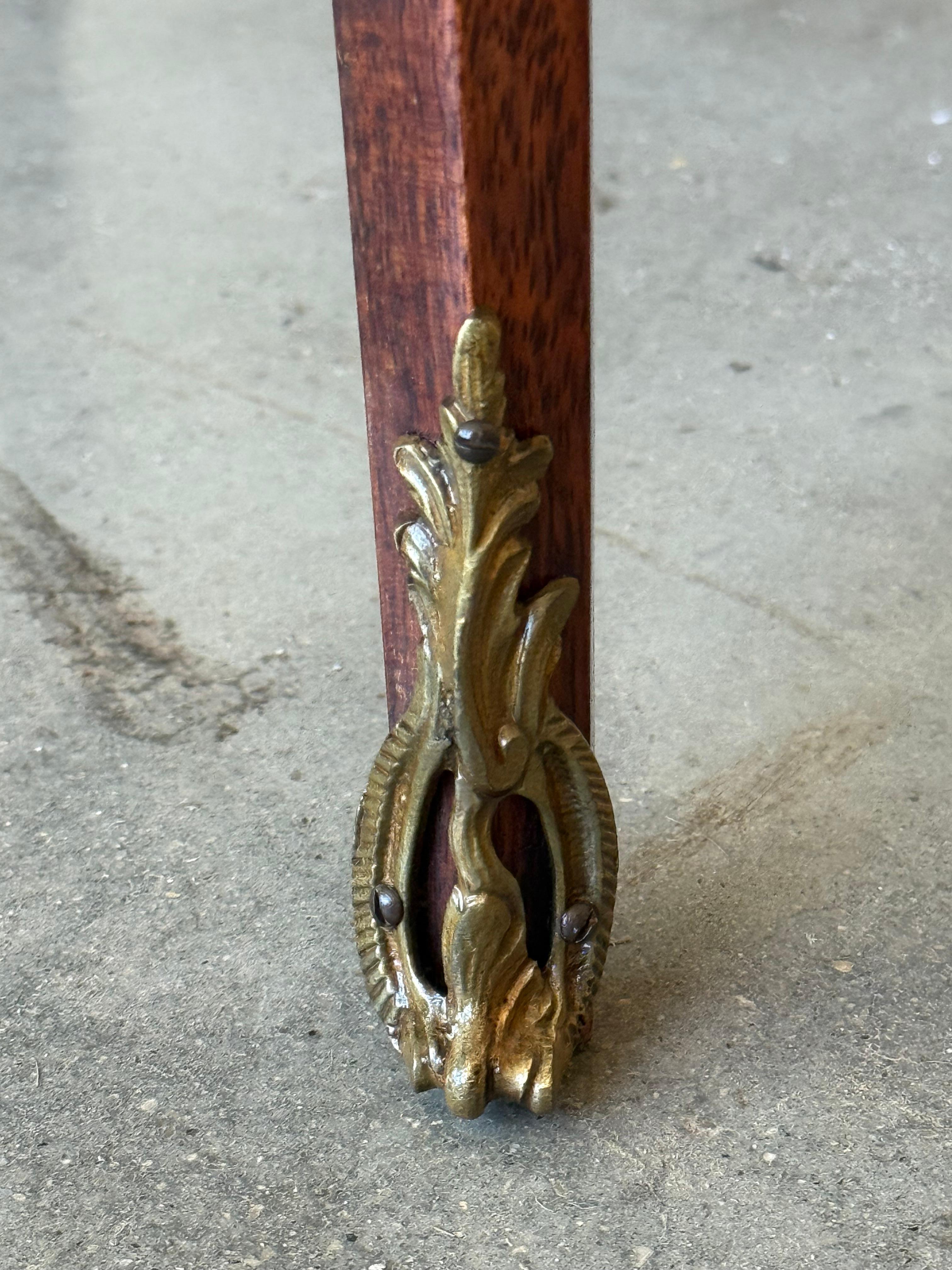 Coppia di comodini ovali Luigi XV a forma di bouillotte con cassetto e ripiano basso in vendita 7