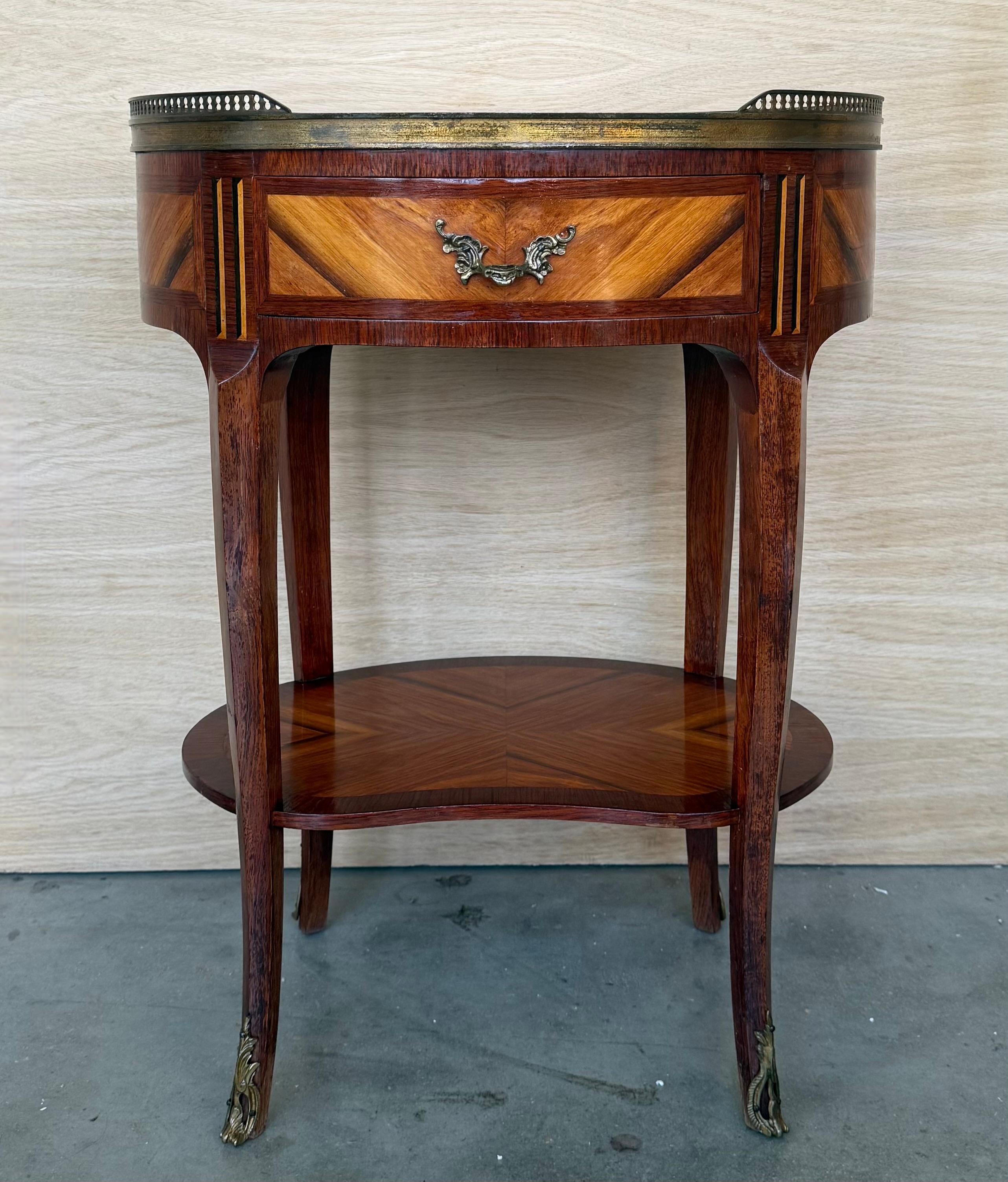 Comodino neoclassico francese in stile Luigi XVI, con galleria in ottone traforato e piano in marmo Bianco Carrara, cassetto e ripiano inferiore. Perfetto anche come tavolino da salotto!

