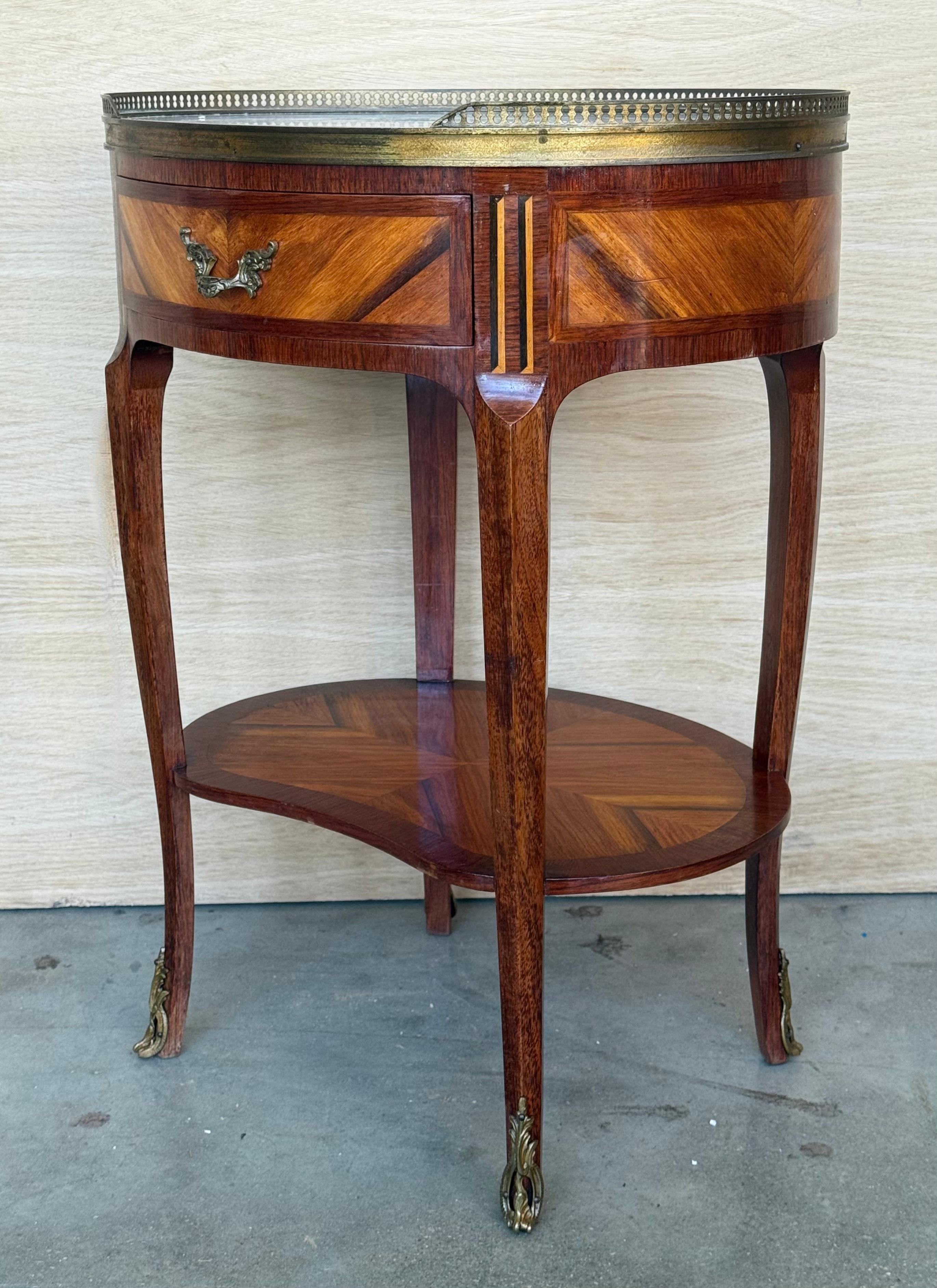 Francese Coppia di comodini ovali Luigi XV a forma di bouillotte con cassetto e ripiano basso in vendita