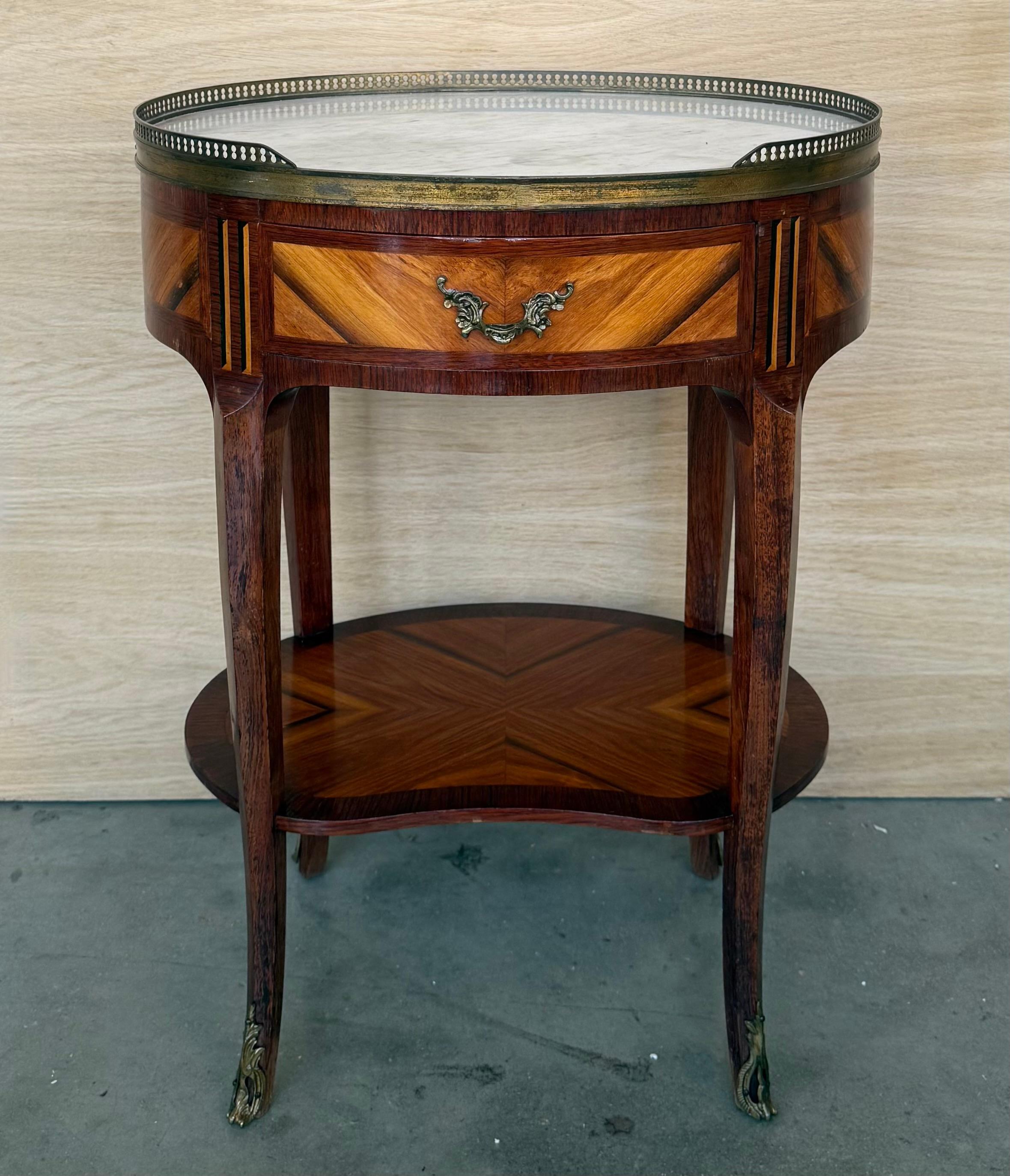 Coppia di comodini ovali Luigi XV a forma di bouillotte con cassetto e ripiano basso In condizioni buone in vendita a Miami, FL