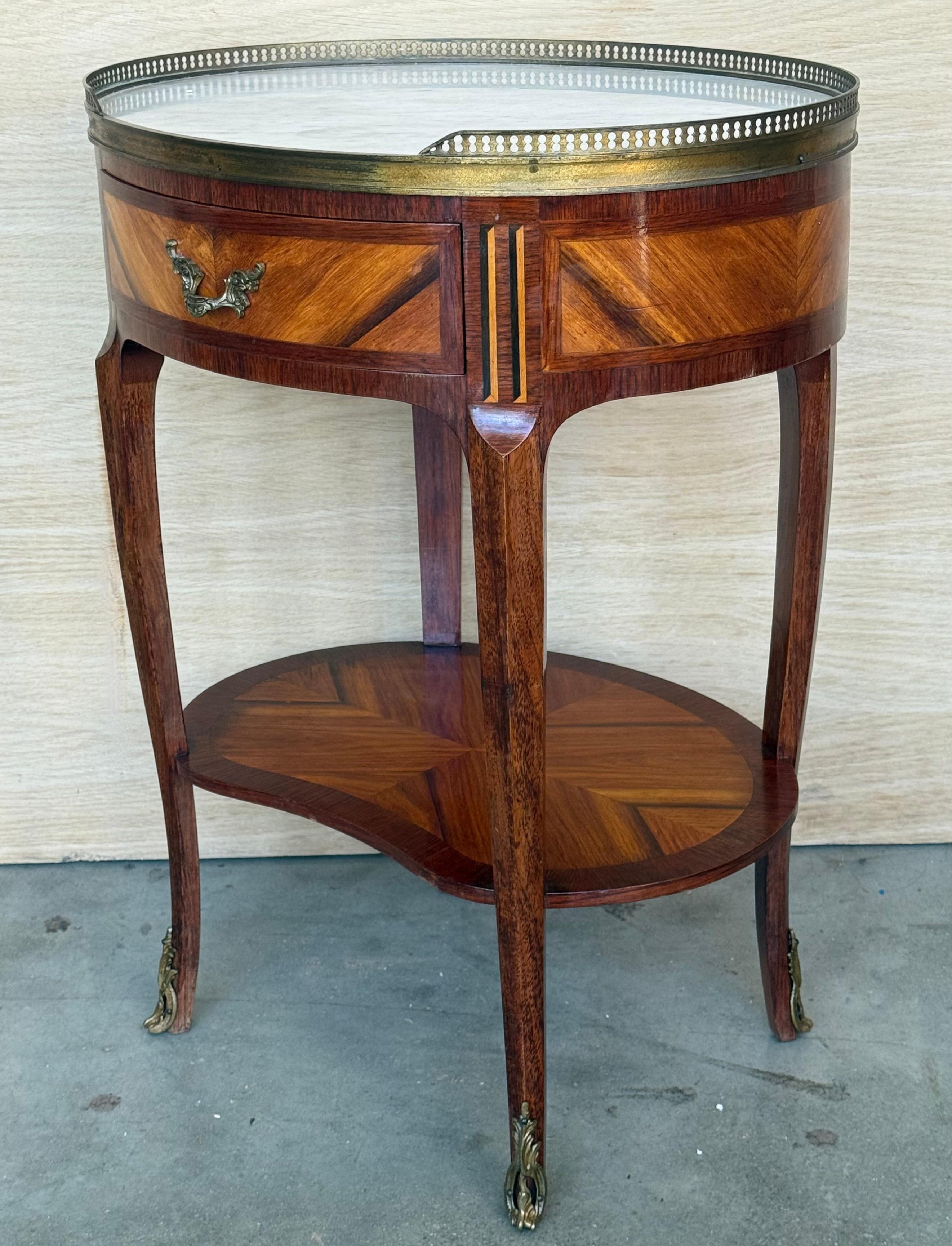 XX secolo Coppia di comodini ovali Luigi XV a forma di bouillotte con cassetto e ripiano basso in vendita