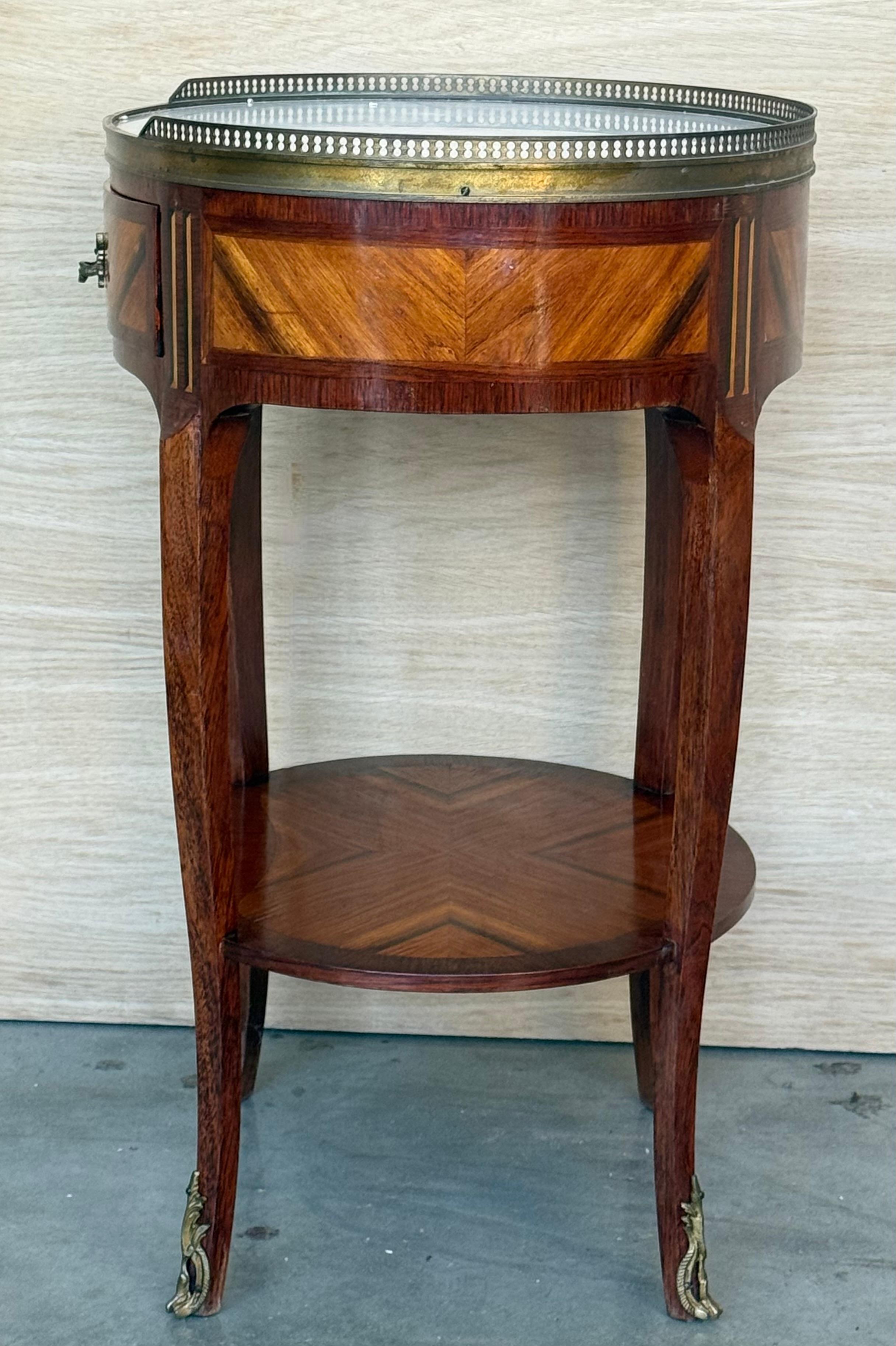 Bronzo Coppia di comodini ovali Luigi XV a forma di bouillotte con cassetto e ripiano basso in vendita