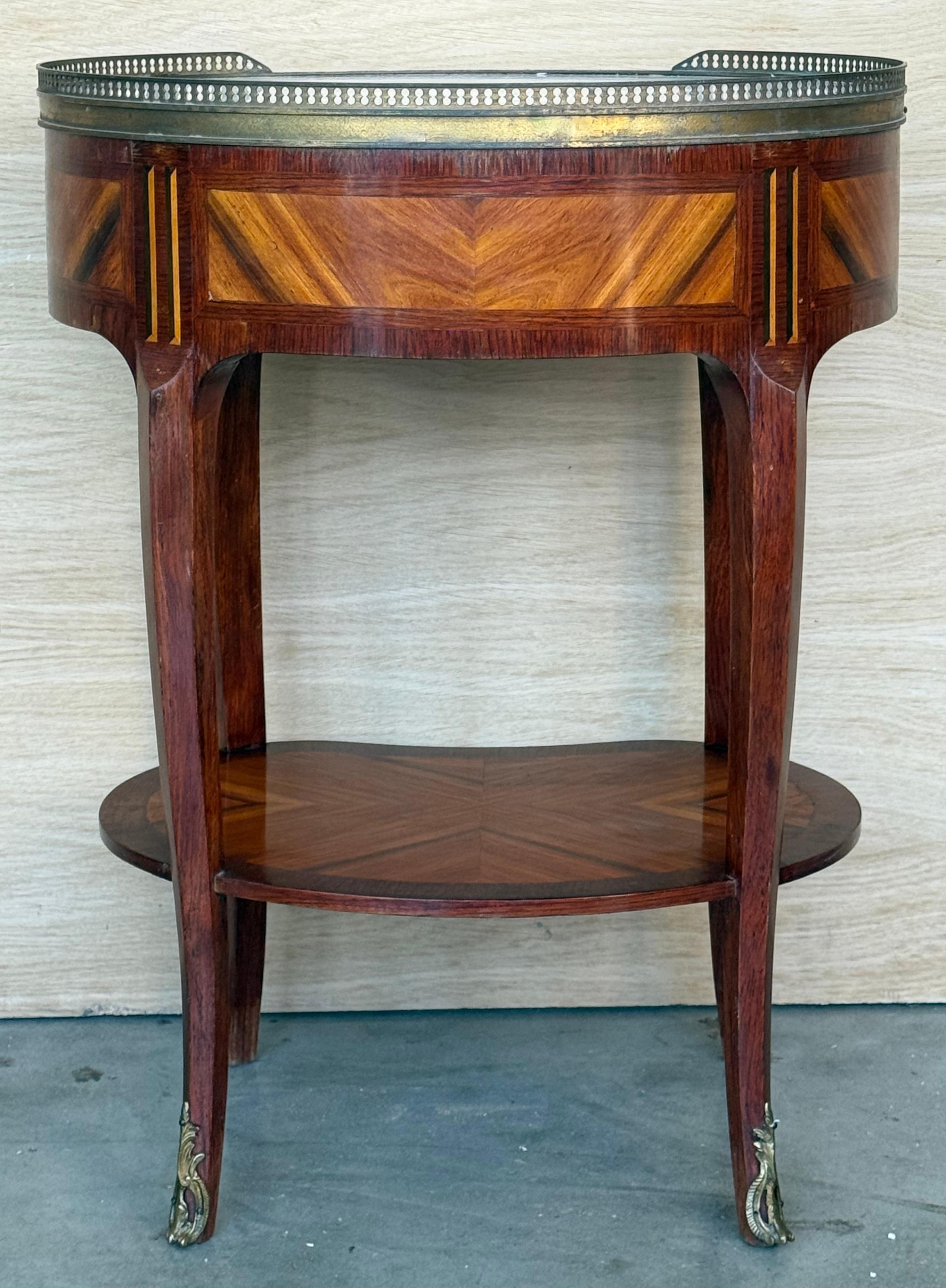 Coppia di comodini ovali Luigi XV a forma di bouillotte con cassetto e ripiano basso in vendita 1