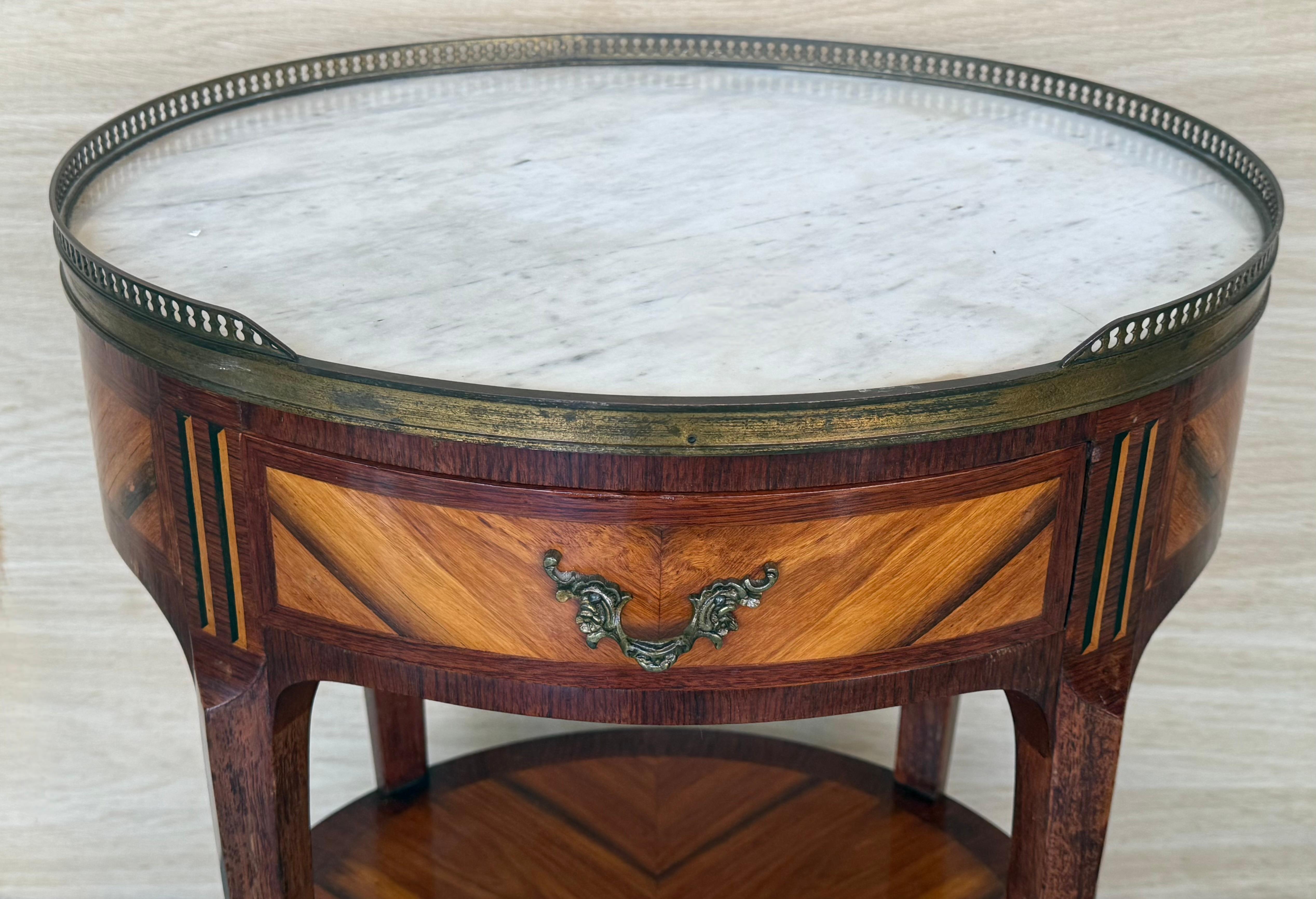 Coppia di comodini ovali Luigi XV a forma di bouillotte con cassetto e ripiano basso in vendita 2