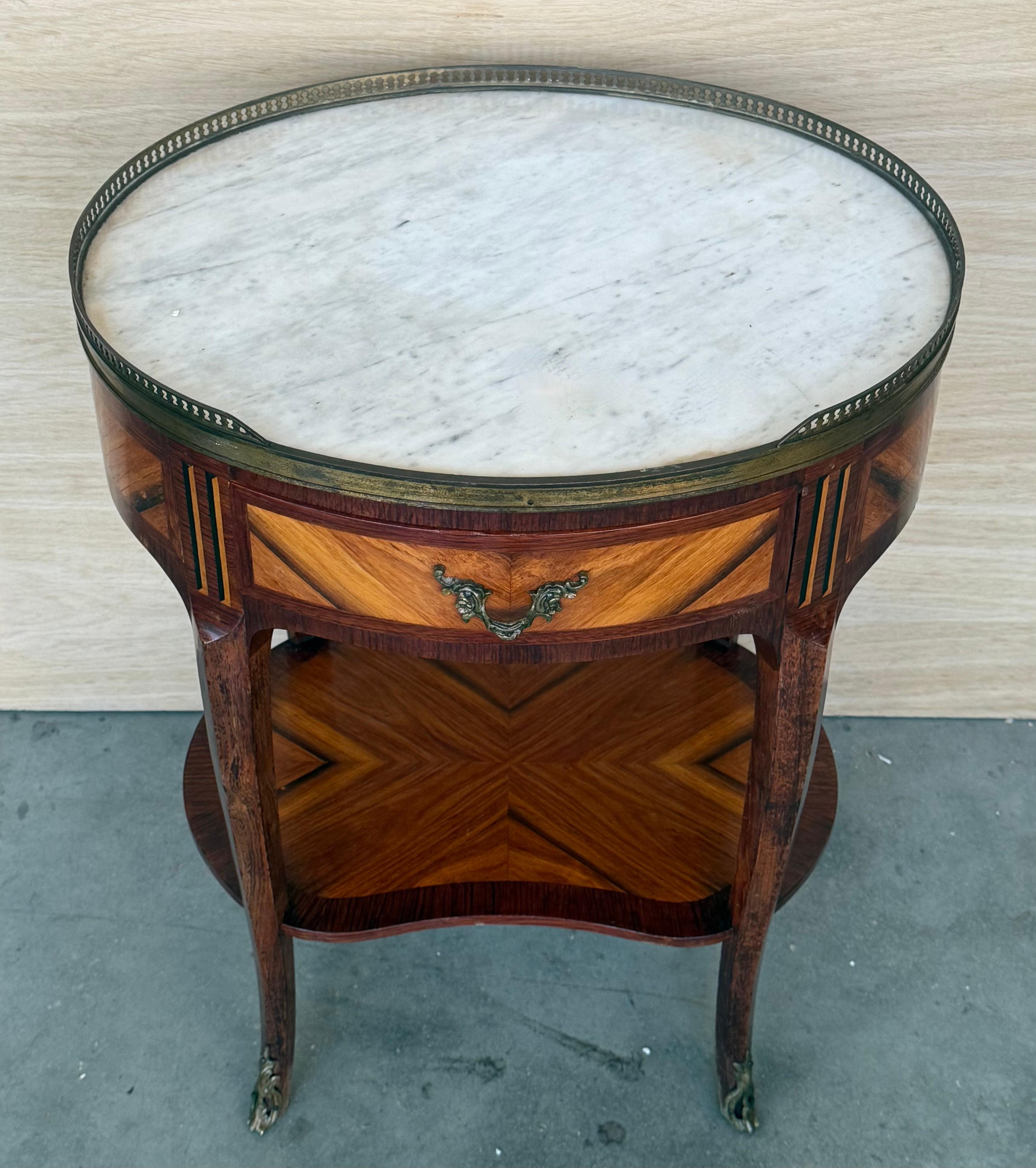 Coppia di comodini ovali Luigi XV a forma di bouillotte con cassetto e ripiano basso in vendita 3