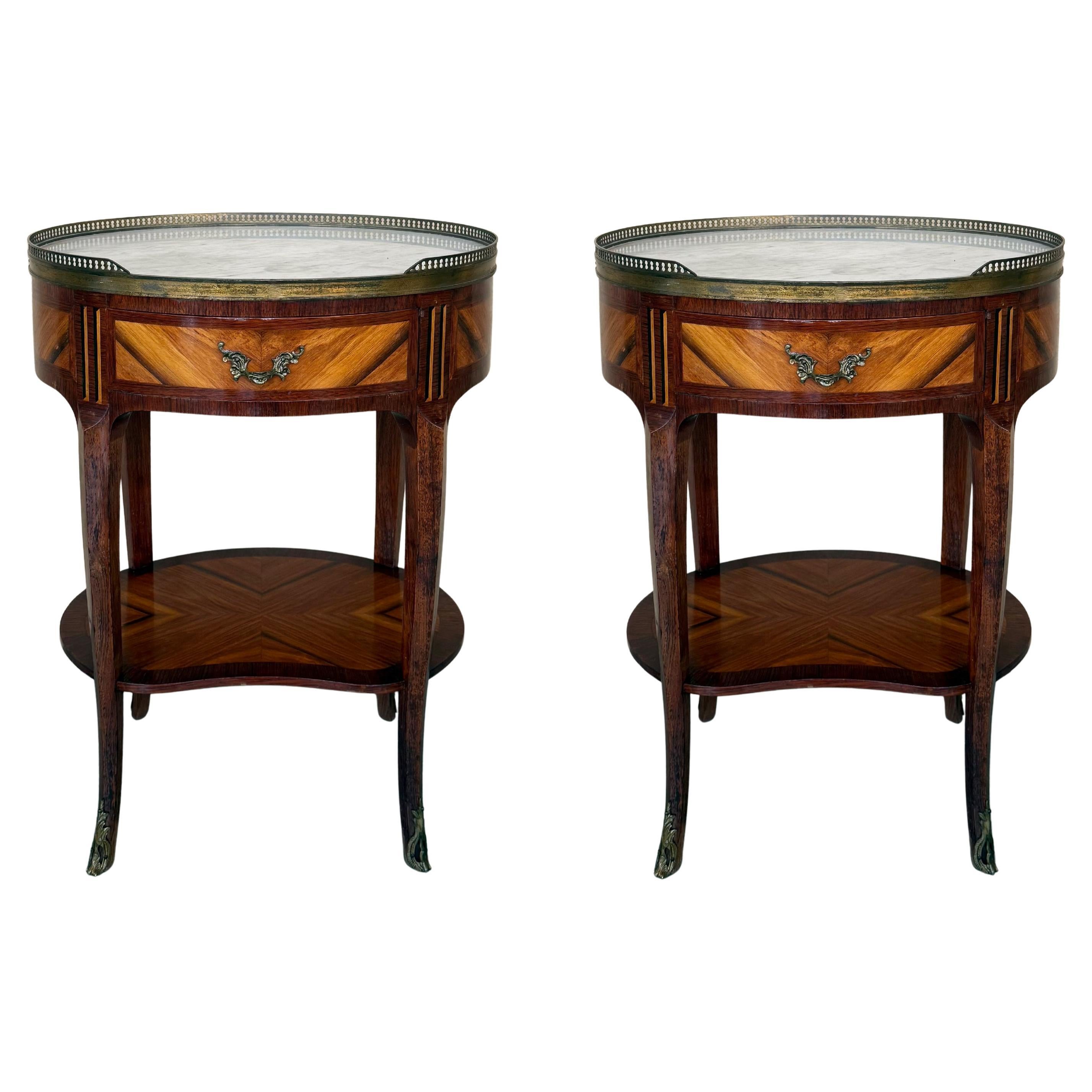 Paire de tables de nuit Louis XV en forme de bouillotte ovale avec tiroir et étagère basse