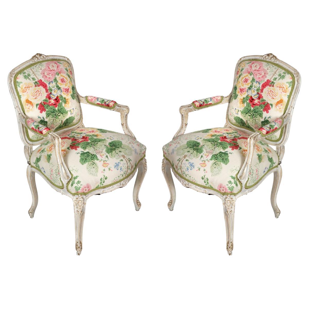 Paar Louis XV gemalt Sessel Neu gepolstert in Lee Jofa Floral Fabric