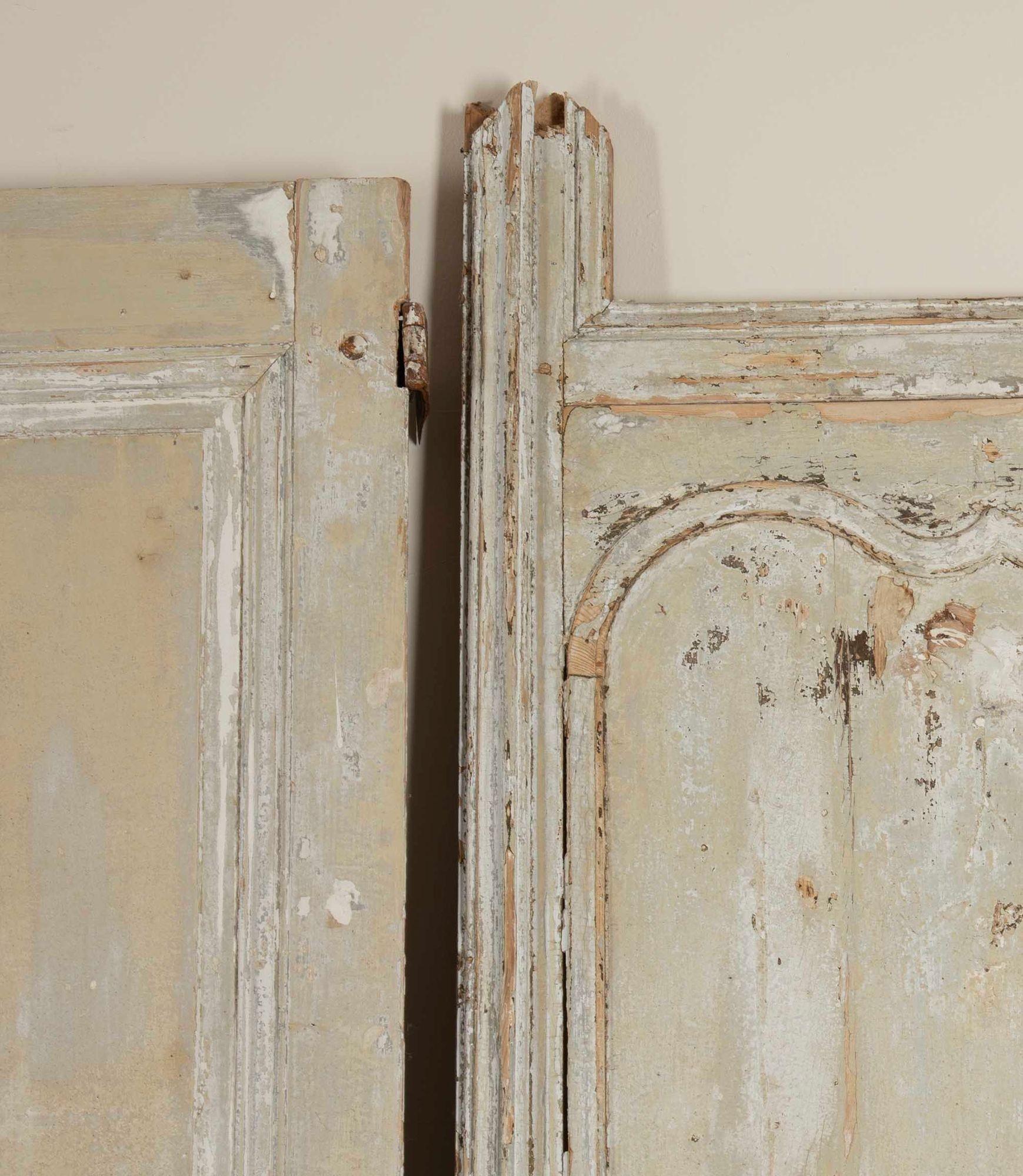 Pareja de Puertas de Época Luis XV con Paneles de Boiserie Pino en venta