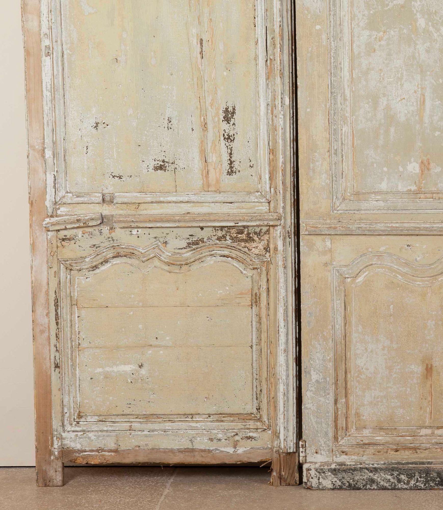 Pareja de Puertas de Época Luis XV con Paneles de Boiserie en venta 1