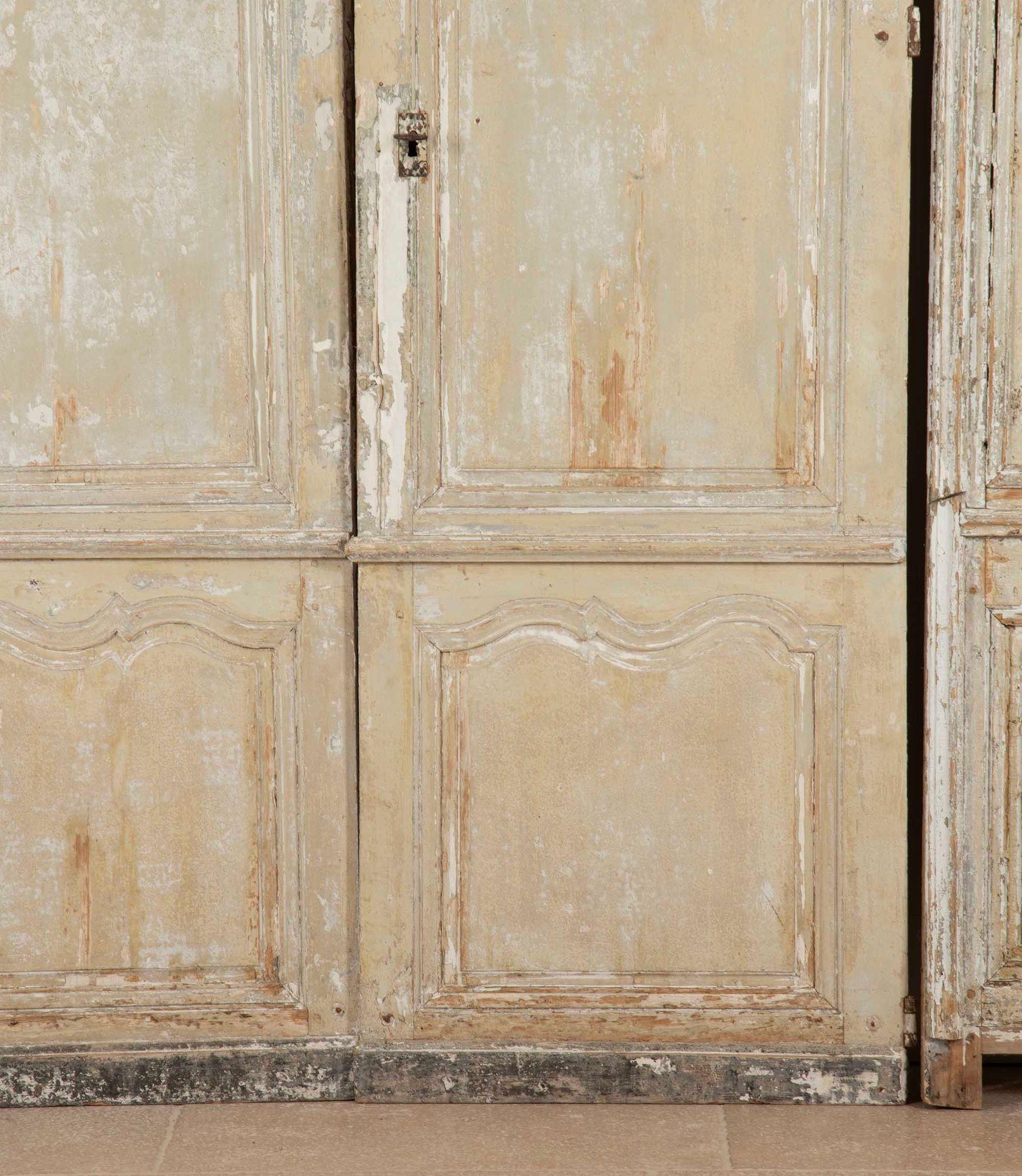 Pareja de Puertas de Época Luis XV con Paneles de Boiserie en venta 2