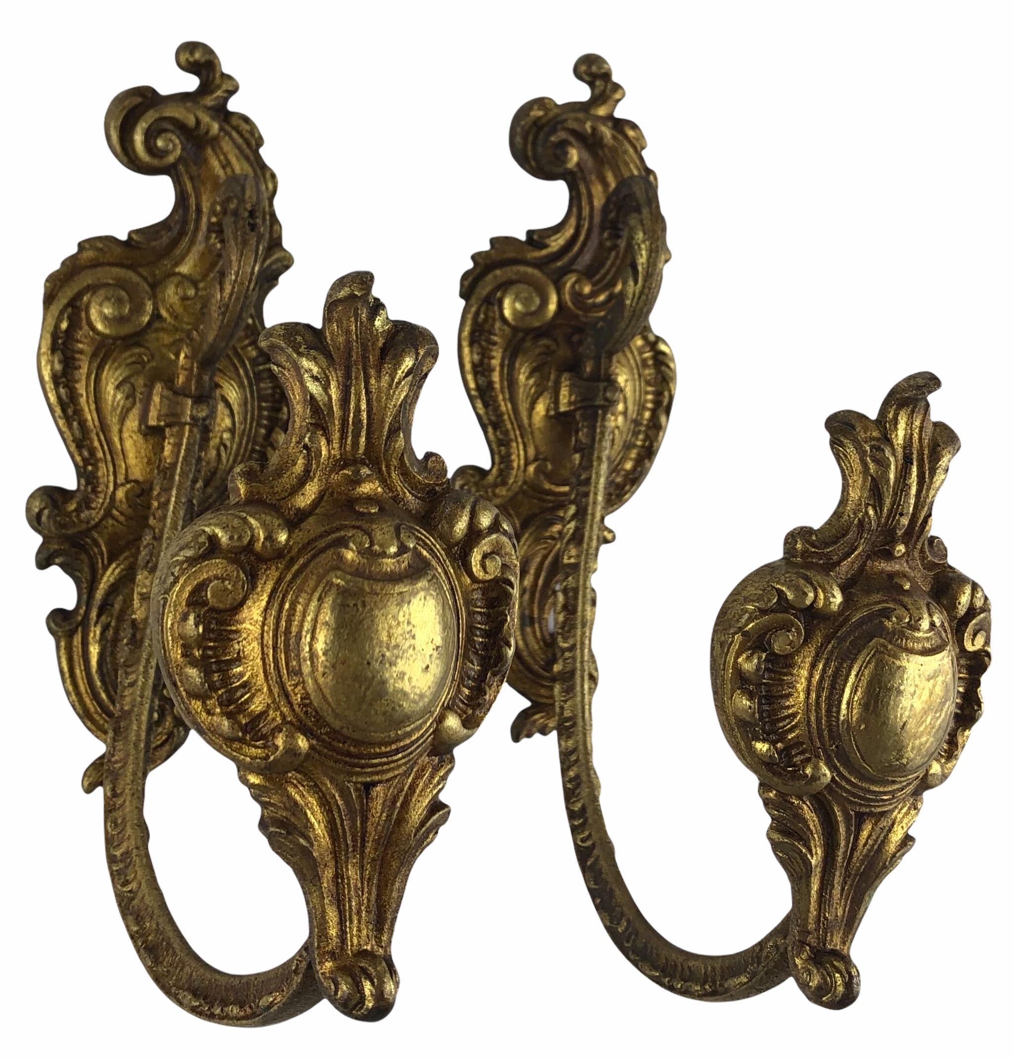 Pair of sculpted gilt bronze curtain tie-backs richly decorated with foliage, garlands, Rocaille.

These beautiful items bare the makers mark and numbered.
Measures: 4 3/4