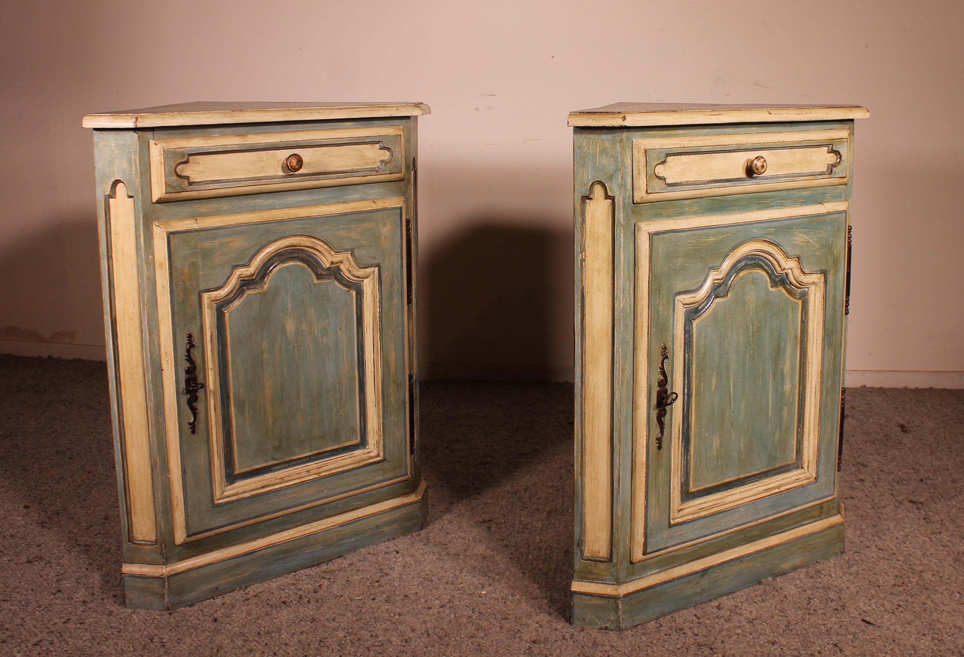 A fine pair of Louis XV polychrome oak corners cupboards from the 19th century
Elegant pair of corner corners composed of a door and a drawer.
Beautiful proportions and in very good condition.
  