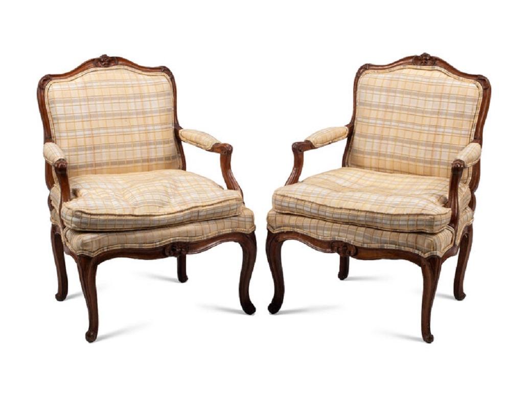 Français Paire de Fauteuils Louis XV en noyer, XVIIIe siècle en vente