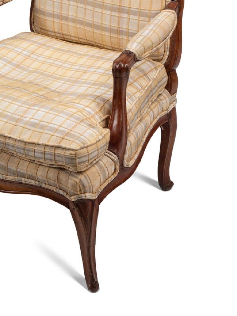 XVIIIe siècle et antérieur Paire de Fauteuils Louis XV en noyer, XVIIIe siècle en vente