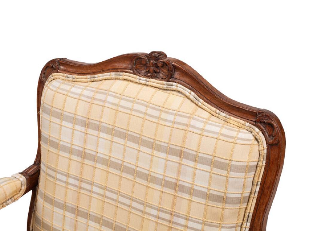 Noyer Paire de Fauteuils Louis XV en noyer, XVIIIe siècle en vente