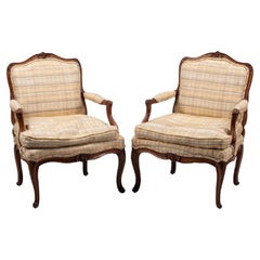 Paar provinzielle Louis-XV-Fauteuils aus Nussbaum, 18. Jahrhundert