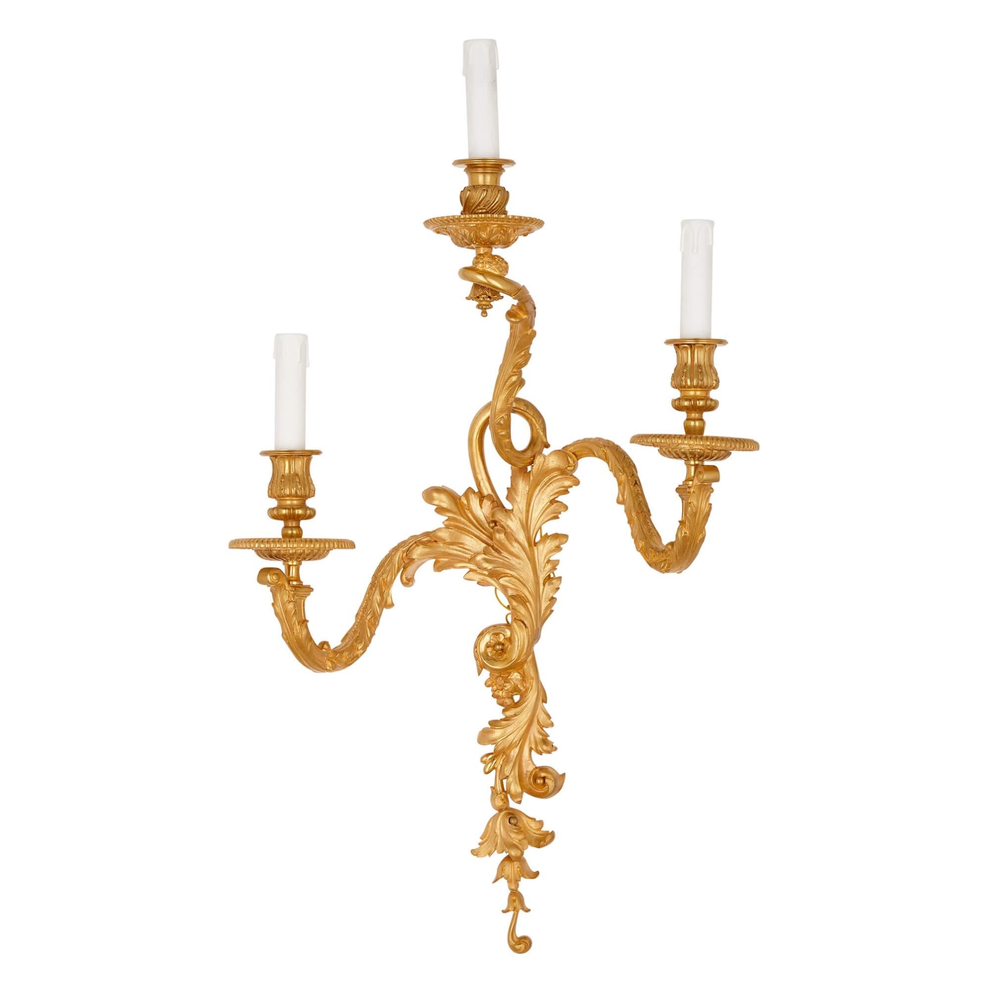 Paar Wandleuchter aus vergoldeter Bronze im Louis XV-Rokokostil (Louis XV.) im Angebot