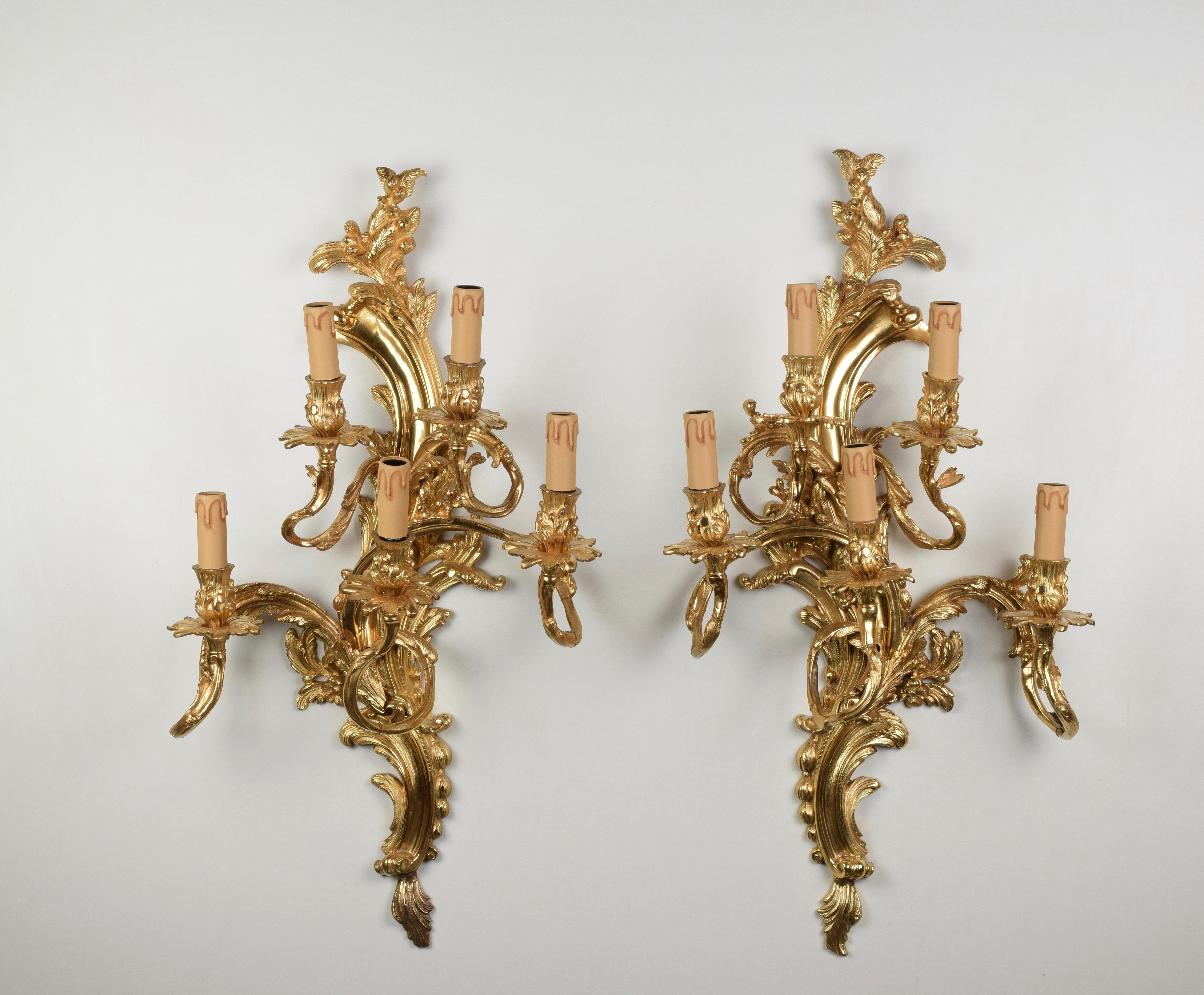 Italy, mid-20th century
Five lights.
Decorated with floral themed acanthus leaves typical of the Louis XV style.
Electric wiring and spark plug for light bulbs with E14 socket.