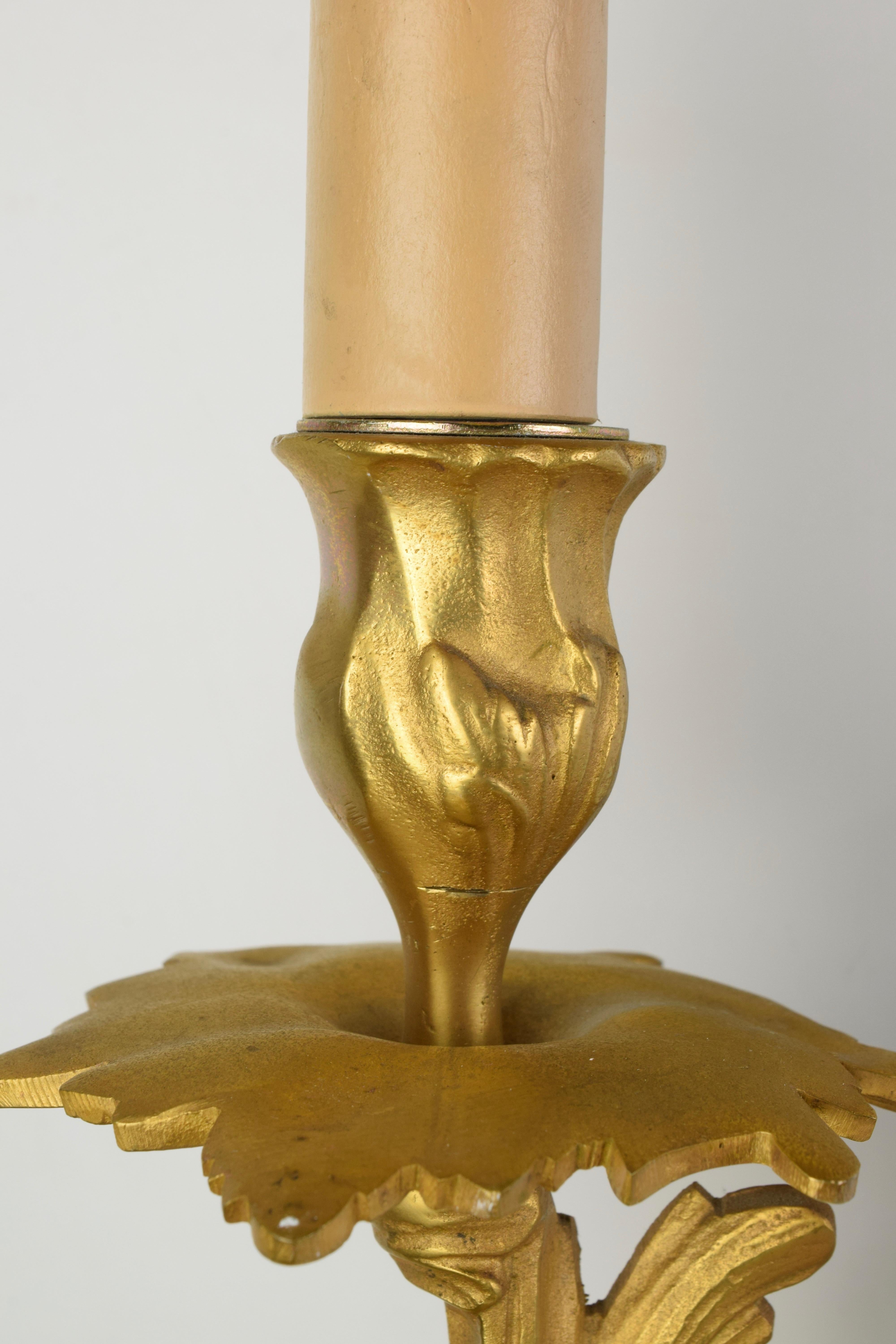 Italie, milieu du 20e siècle
Deux lumières
Décorée de feuilles d'acanthe à thème floral, typique du style Louis XV.
Câblage électrique et bougie d'allumage pour ampoules avec douille E14.