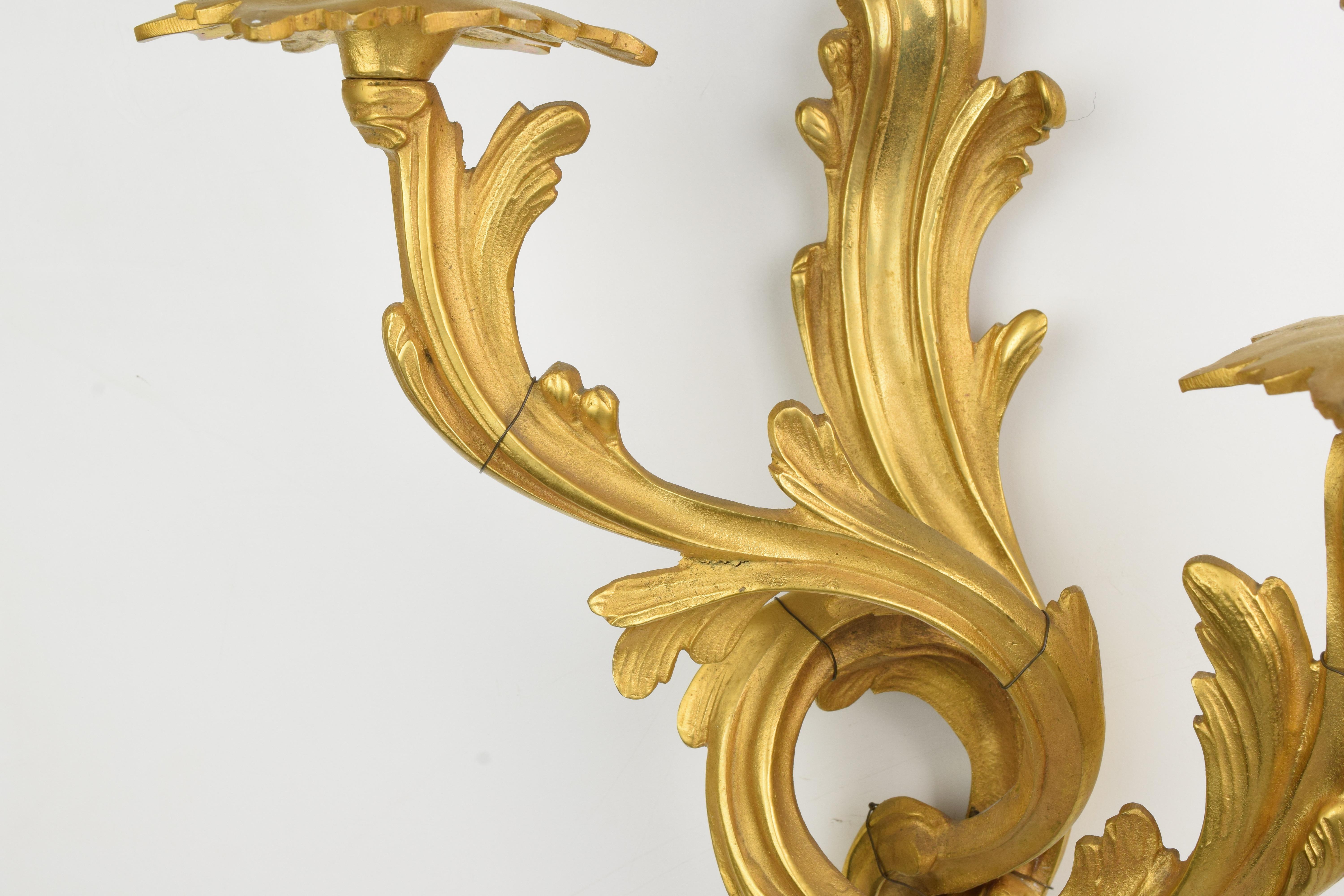Pair of Louis XV Sconces in Gilt Bronze with Two Lights, Mid-20th Century In Excellent Condition For Sale In Prato, IT
