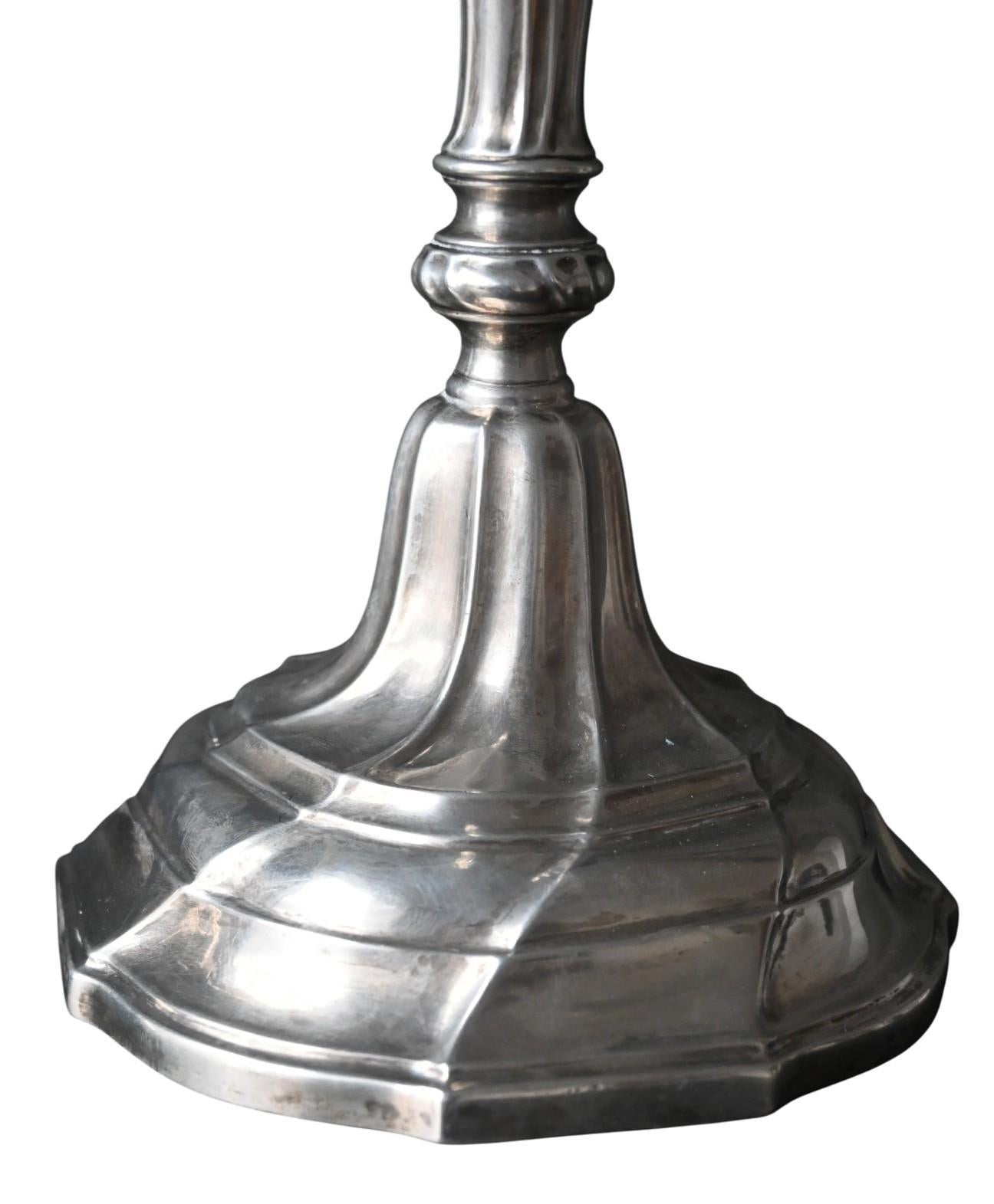 Paar Louis XV Kandelaber aus massivem Silber, Lyon 1763 - Antoine Esprit (Louis XV.) im Angebot