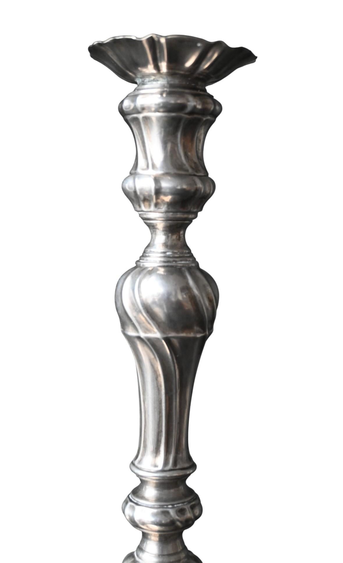 Paar Louis XV Kandelaber aus massivem Silber, Lyon 1763 - Antoine Esprit (Französisch) im Angebot