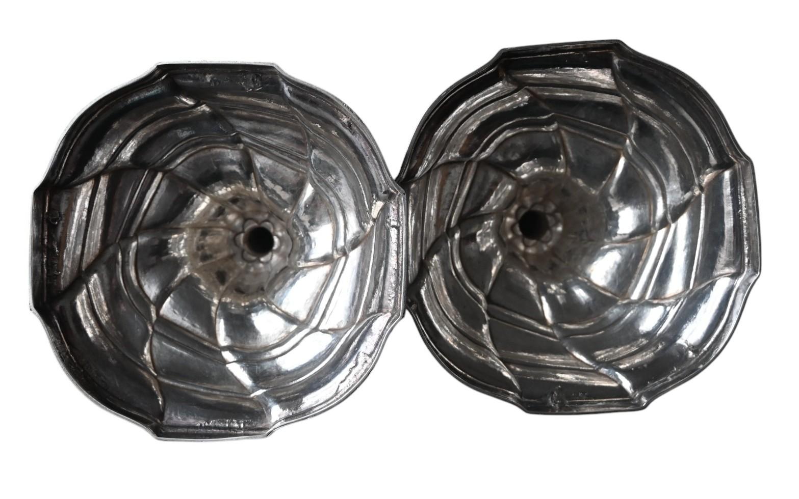 Paar Louis XV Kandelaber aus massivem Silber, Lyon 1763 - Antoine Esprit (Mitte des 18. Jahrhunderts) im Angebot