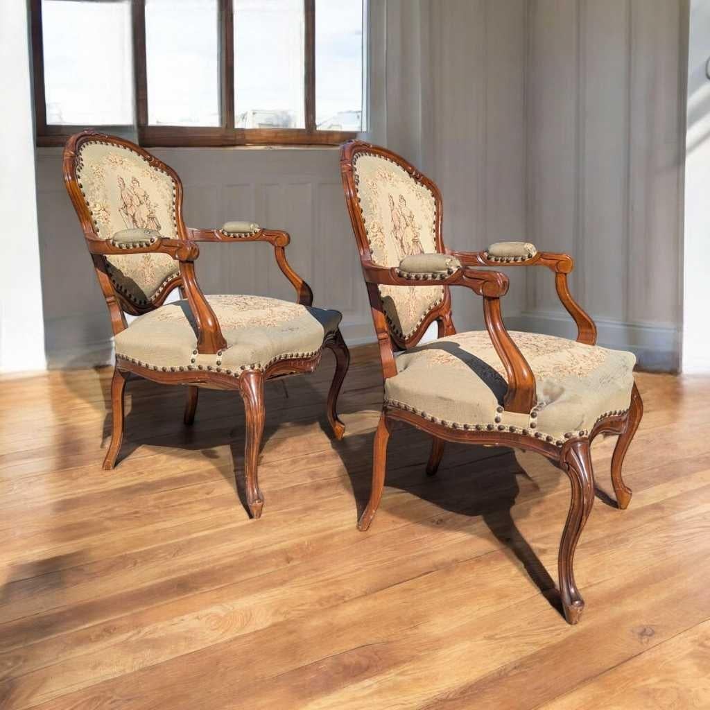 Un distintivo par de sillones de la tradición del renacimiento Luis XV, fabricados en madera tallada y con tapicería de tapicería floral ornamentada, elegantes patas cabriolé y una refinada silueta francesa. Esta pieza combina un diseño atemporal