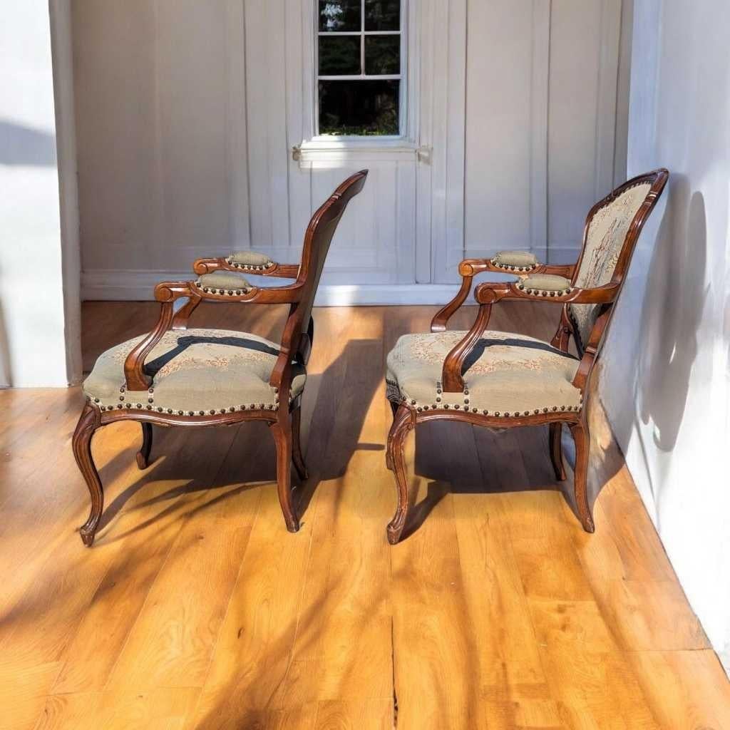 Pareja de sillones estilo Luis XV, madera tallada y tapicería, Francia, c. 1950 en venta 2