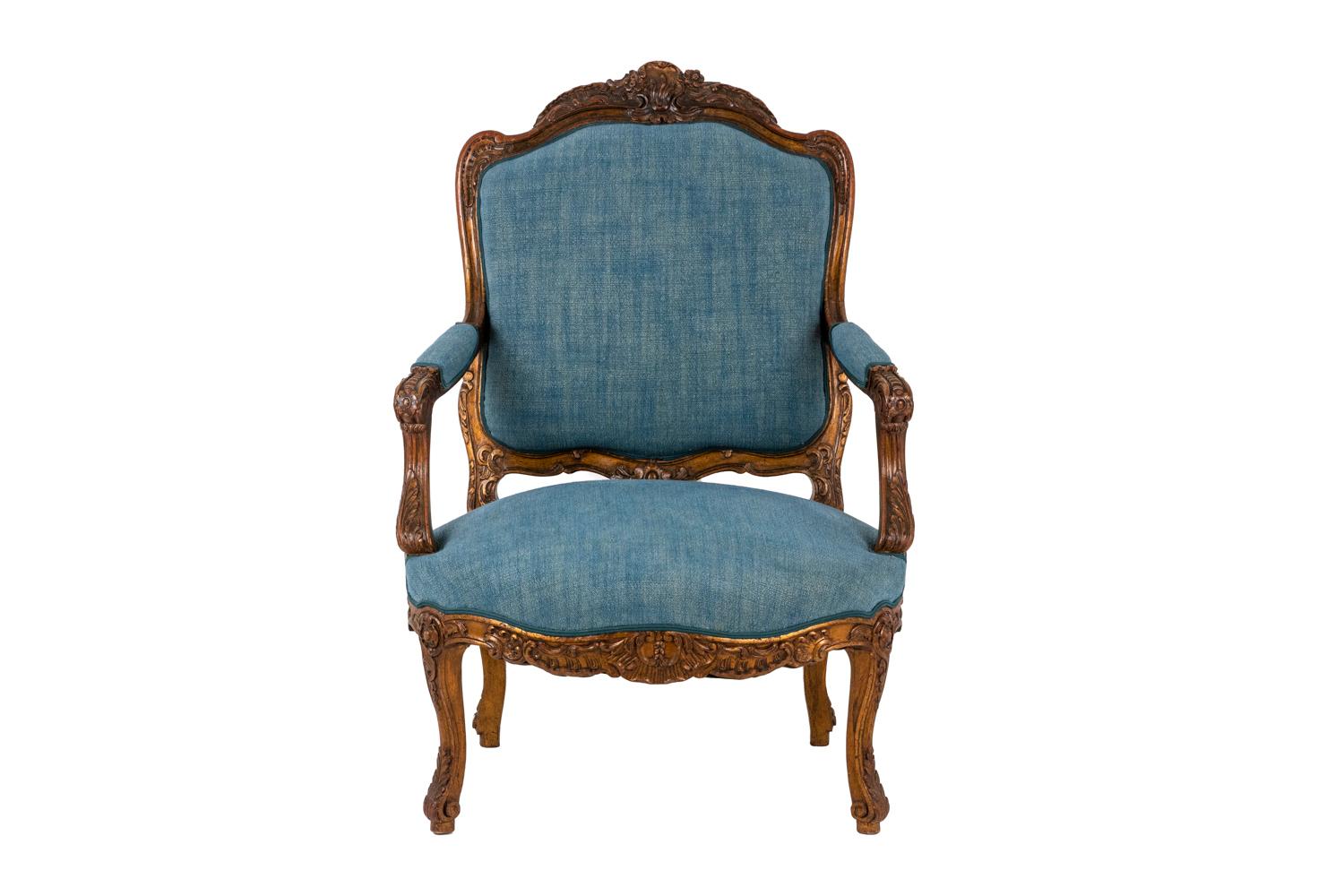 Pair of armchairs with queen's back, scalloped shape, decorated with acanthus leaves and a shell. Belt decorated with acanthus leaves and shell. Armrests consoles set back from the line of the foot. Armrests with cuffs. Curved and molded feet.