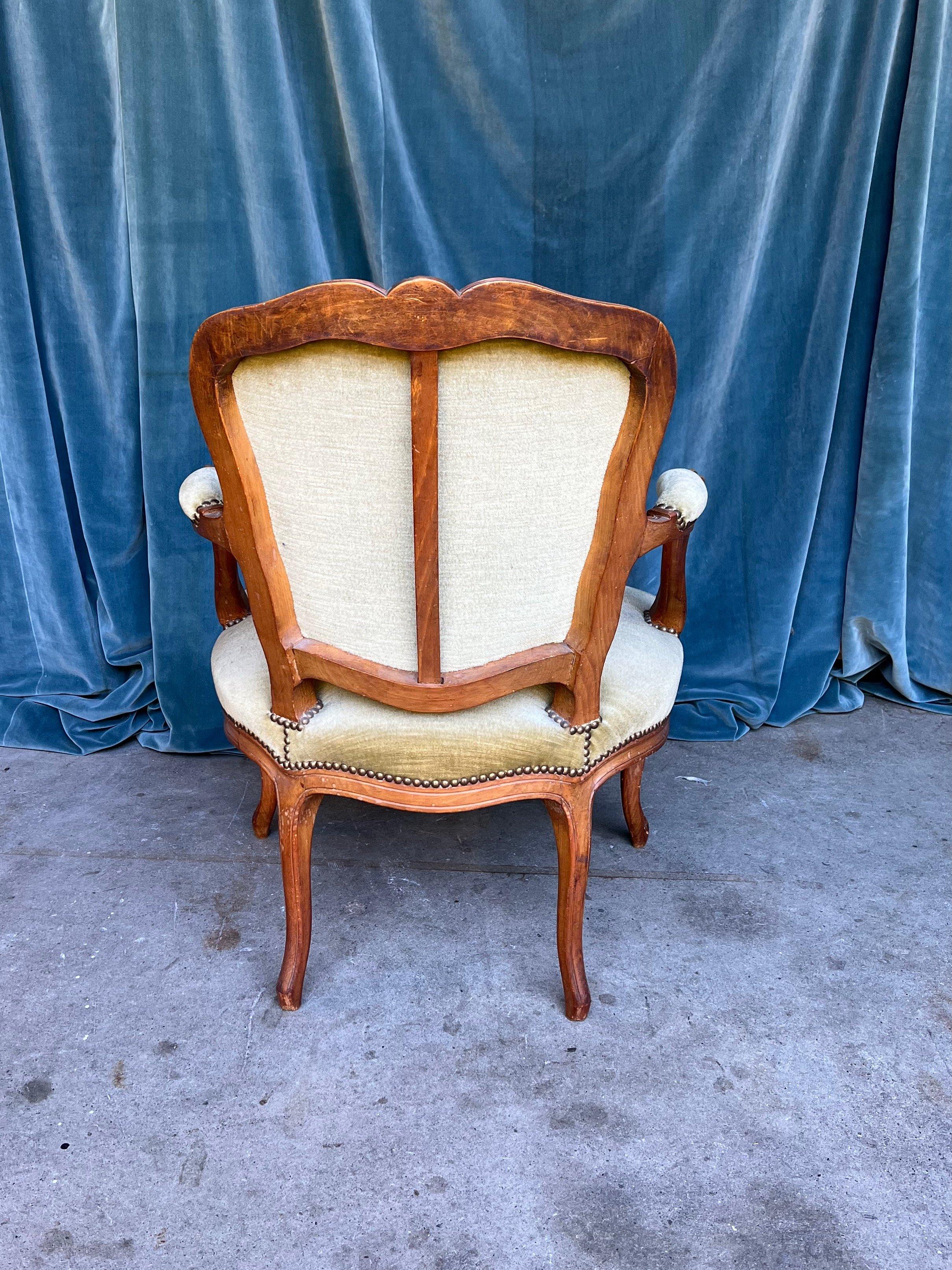 Paar französische Sessel im Louis-XV-Stil aus blassgrünem Samt im Angebot 3