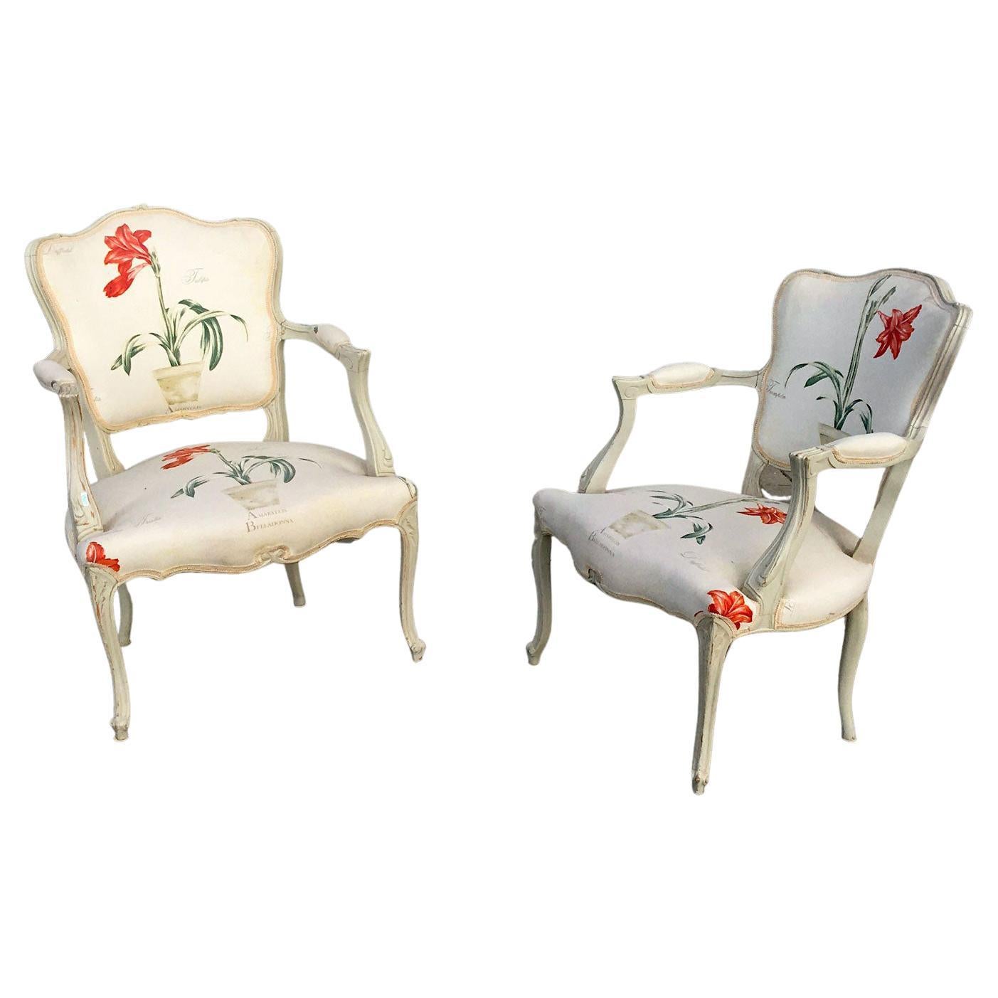 Paire de fauteuils de style Louis XV, en bois Rechampi, tissu à fleurs