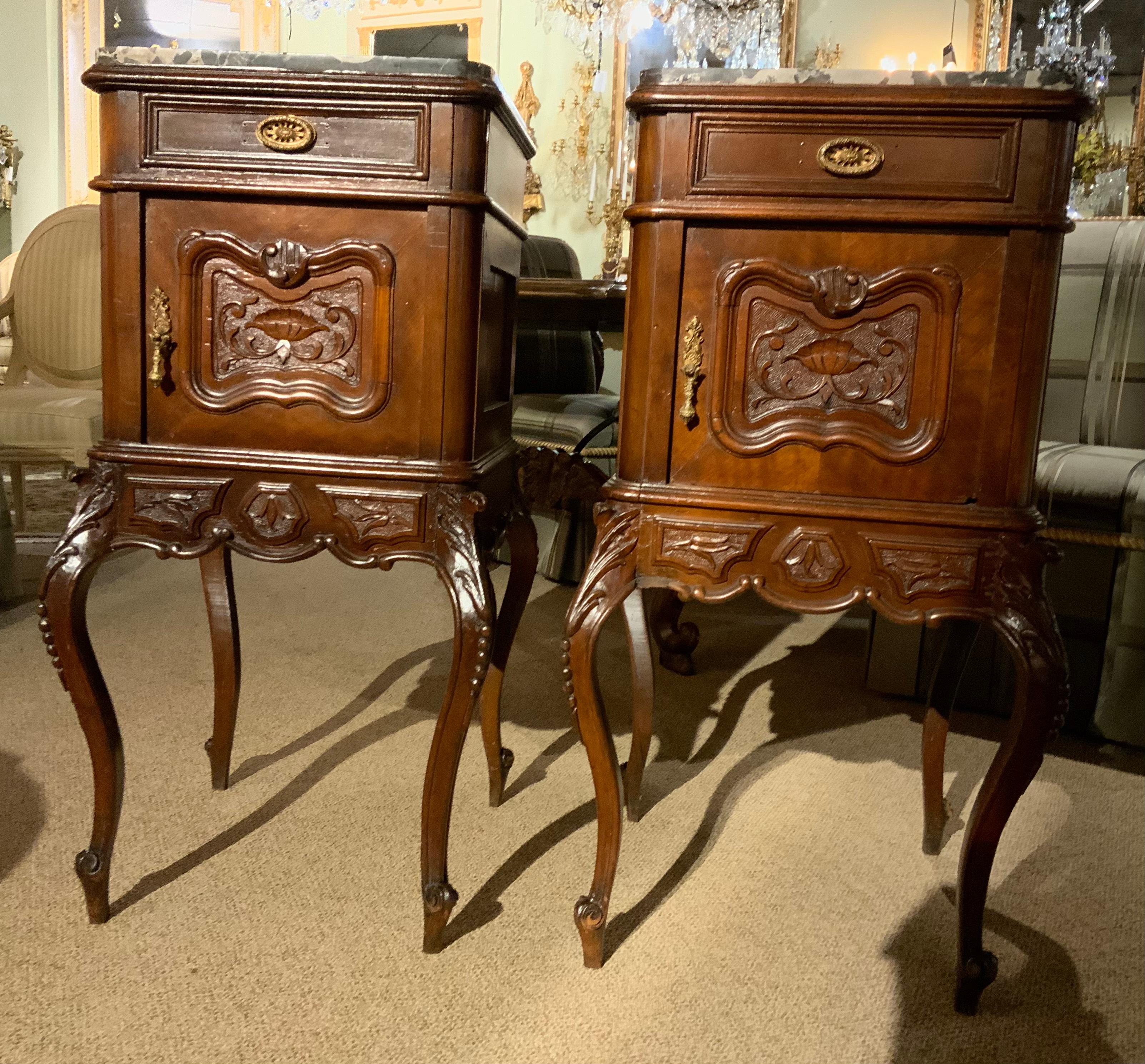 French Pair of Louis XV-Style bedside cabinets For Sale
