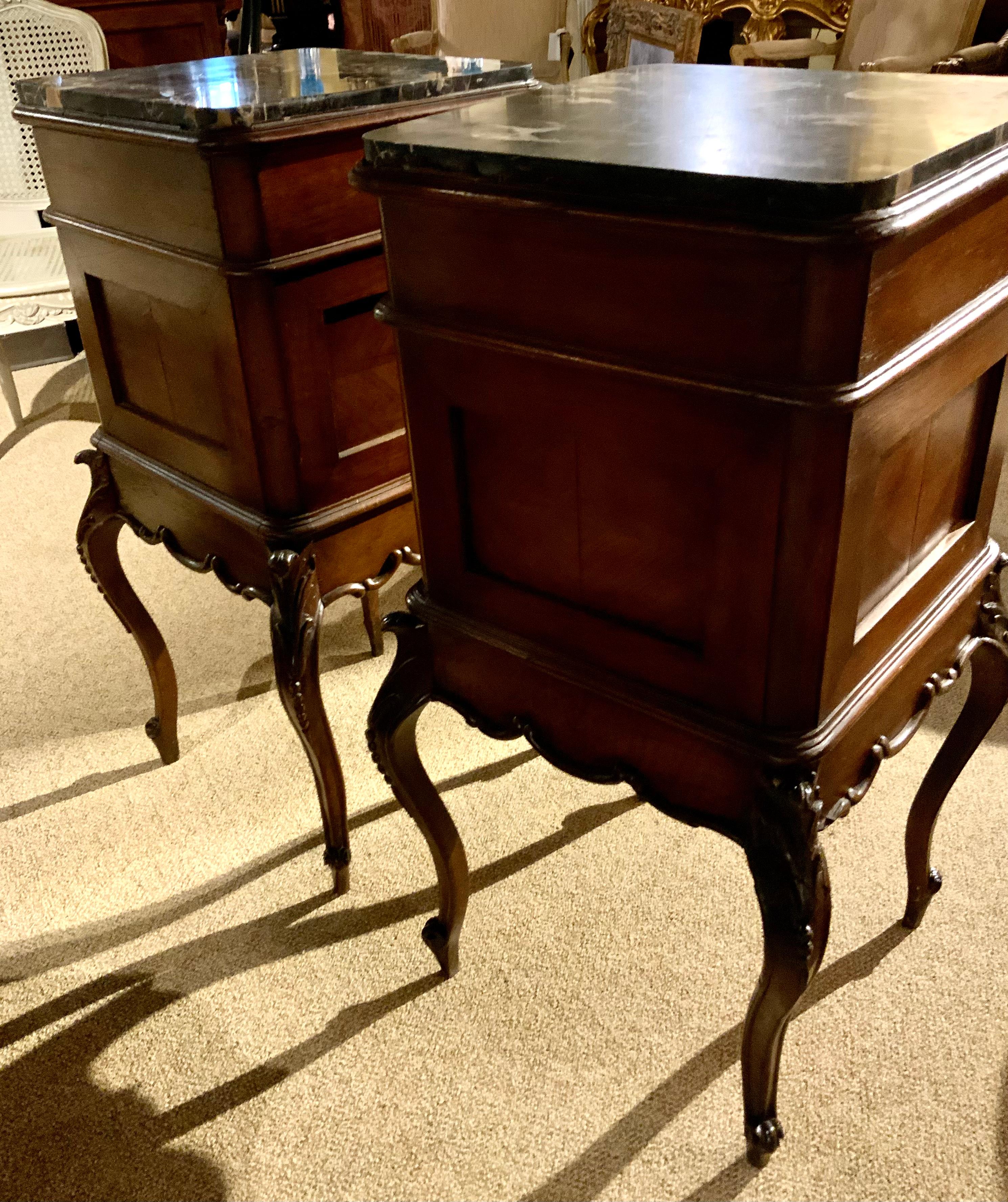 Walnut Pair of Louis XV-Style bedside cabinets For Sale