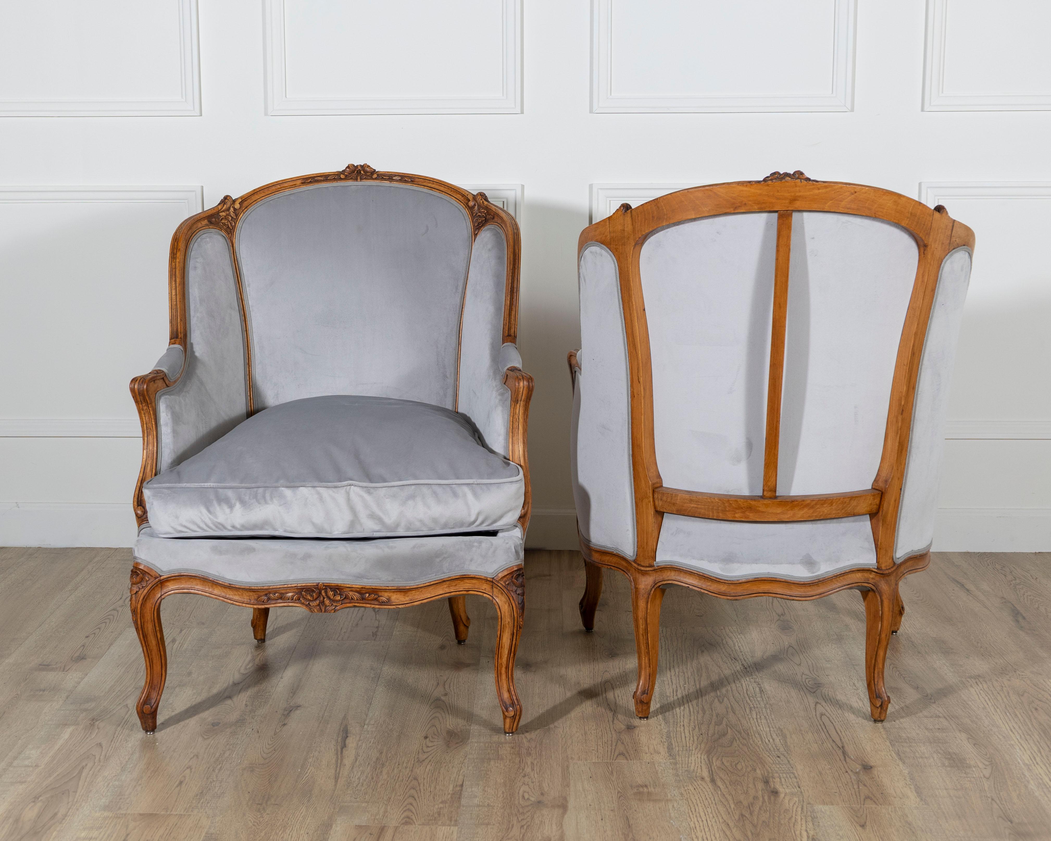 Pair of Louis XV-Style Beech Gondola Armchairs in Gray Velvet, 20th Century For Sale 4