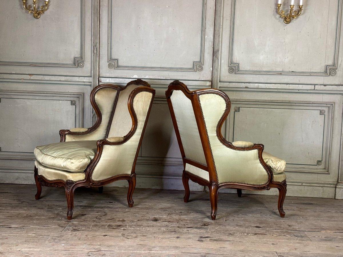 Francese Coppia di bergeres in stile Luigi XV in noce finemente intagliato del 1920 circa in vendita
