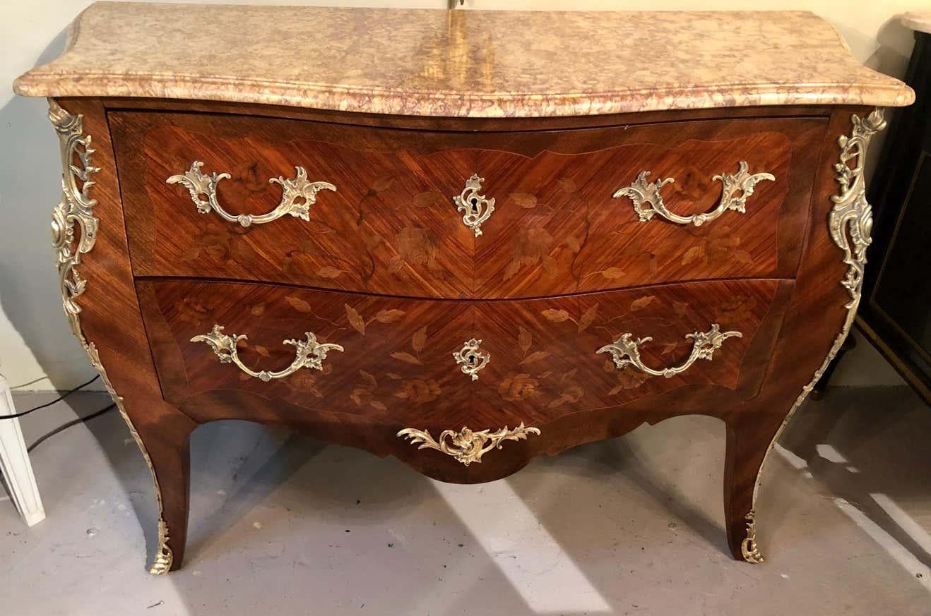 Pair of Louis XV Style Bombe Bronze Mounted Commodes, Nightstands or Chests In Good Condition In Stamford, CT