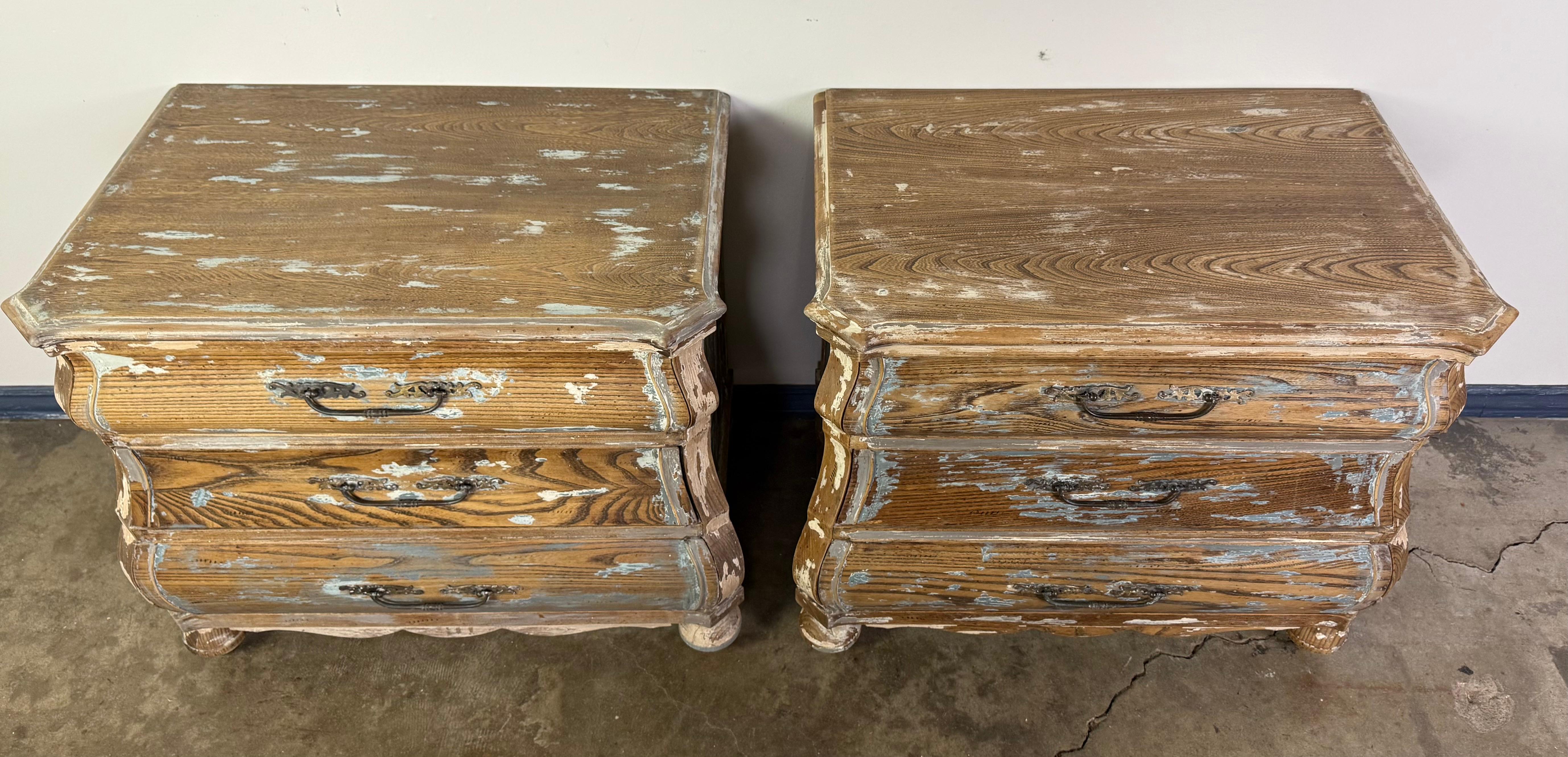 Questa affascinante coppia di cassapanche in stile Luigi XV conferisce un'eleganza francese senza tempo con un tocco rustico. Caratterizzati dai classici frontali e lati a serpentina, questi cassettoni splendidamente curvi sono impreziositi da