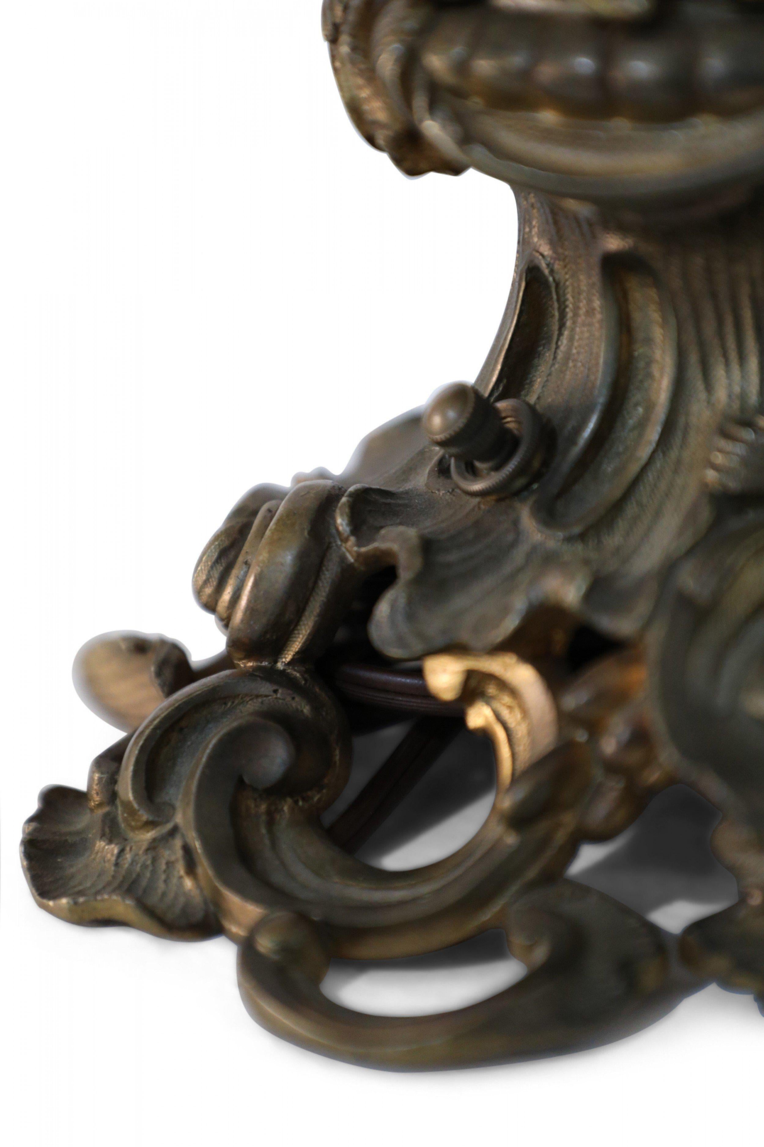 Paar 5-armige elektrifizierte schwarze Bronze-Kerzenkandelaber im Louis XV.-Stil (20. Jahrhundert) im Angebot