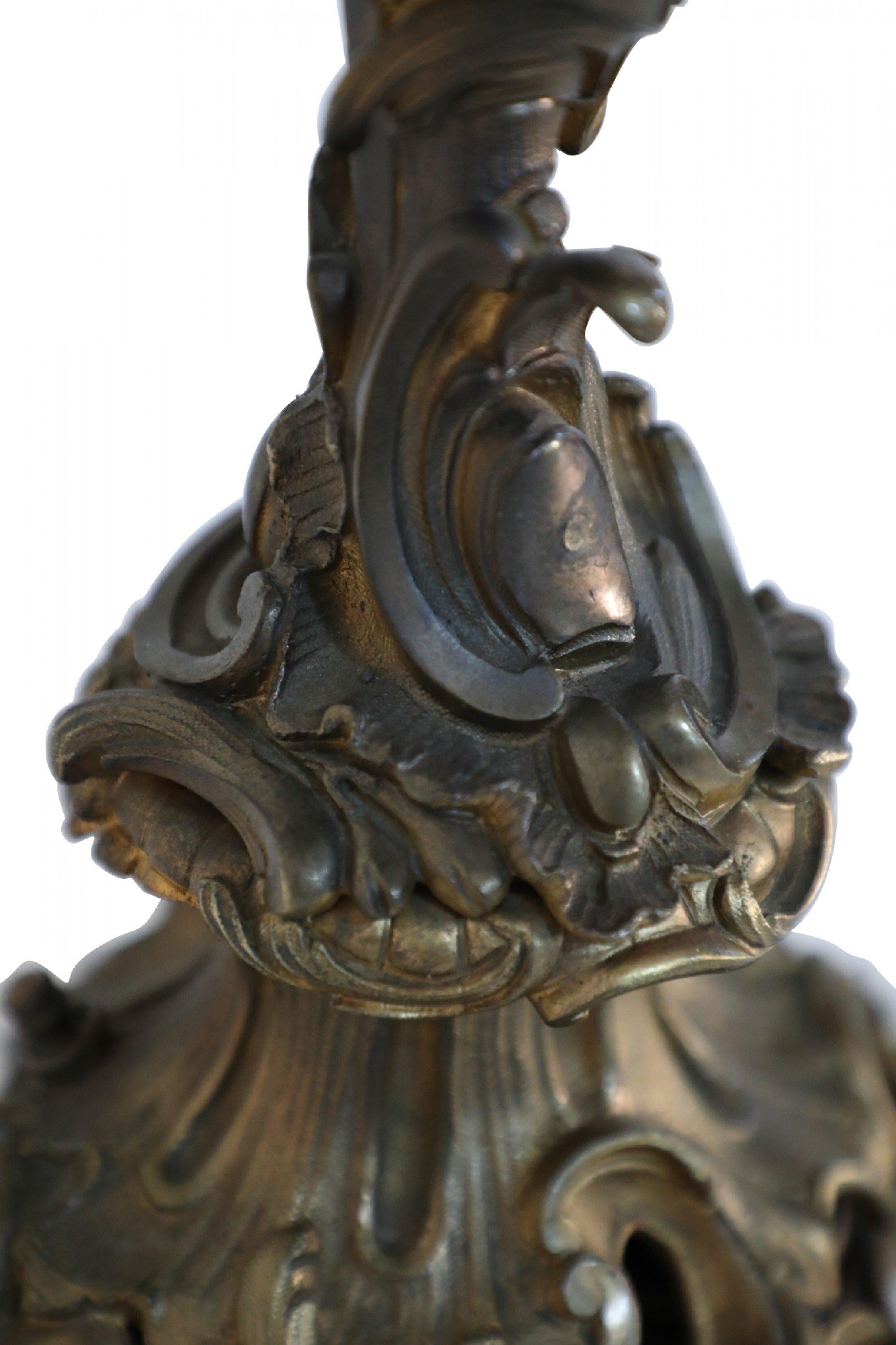 Paar 5-armige elektrifizierte schwarze Bronze-Kerzenkandelaber im Louis XV.-Stil im Angebot 1