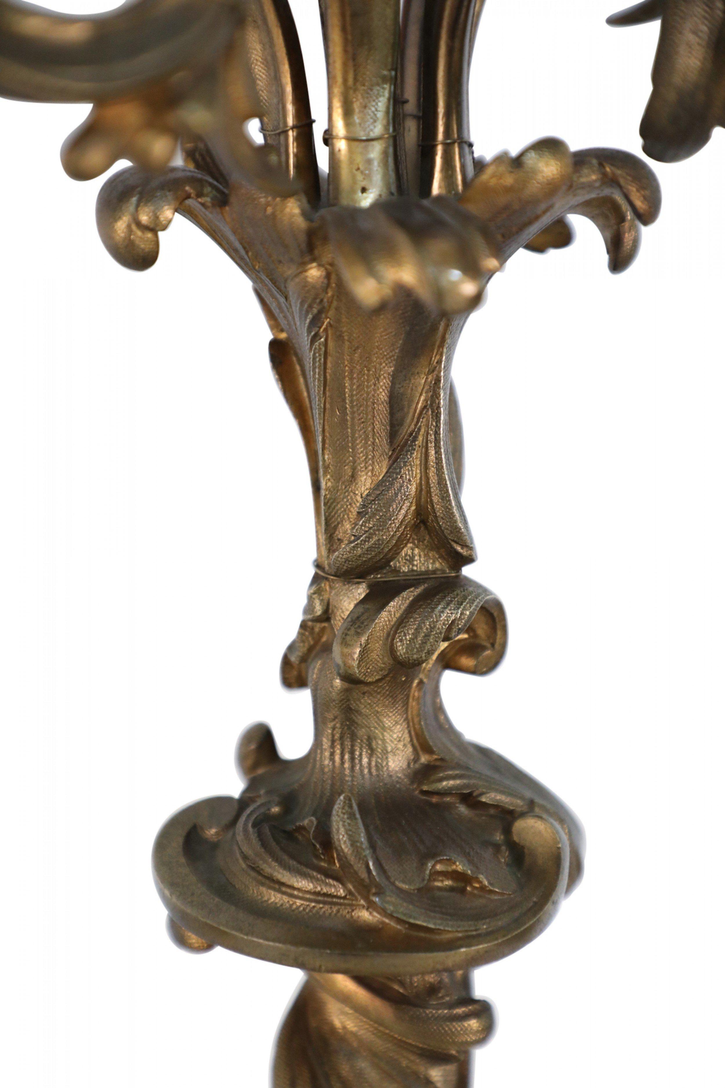 Paar 5-armige elektrifizierte schwarze Bronze-Kerzenkandelaber im Louis XV.-Stil im Angebot 2