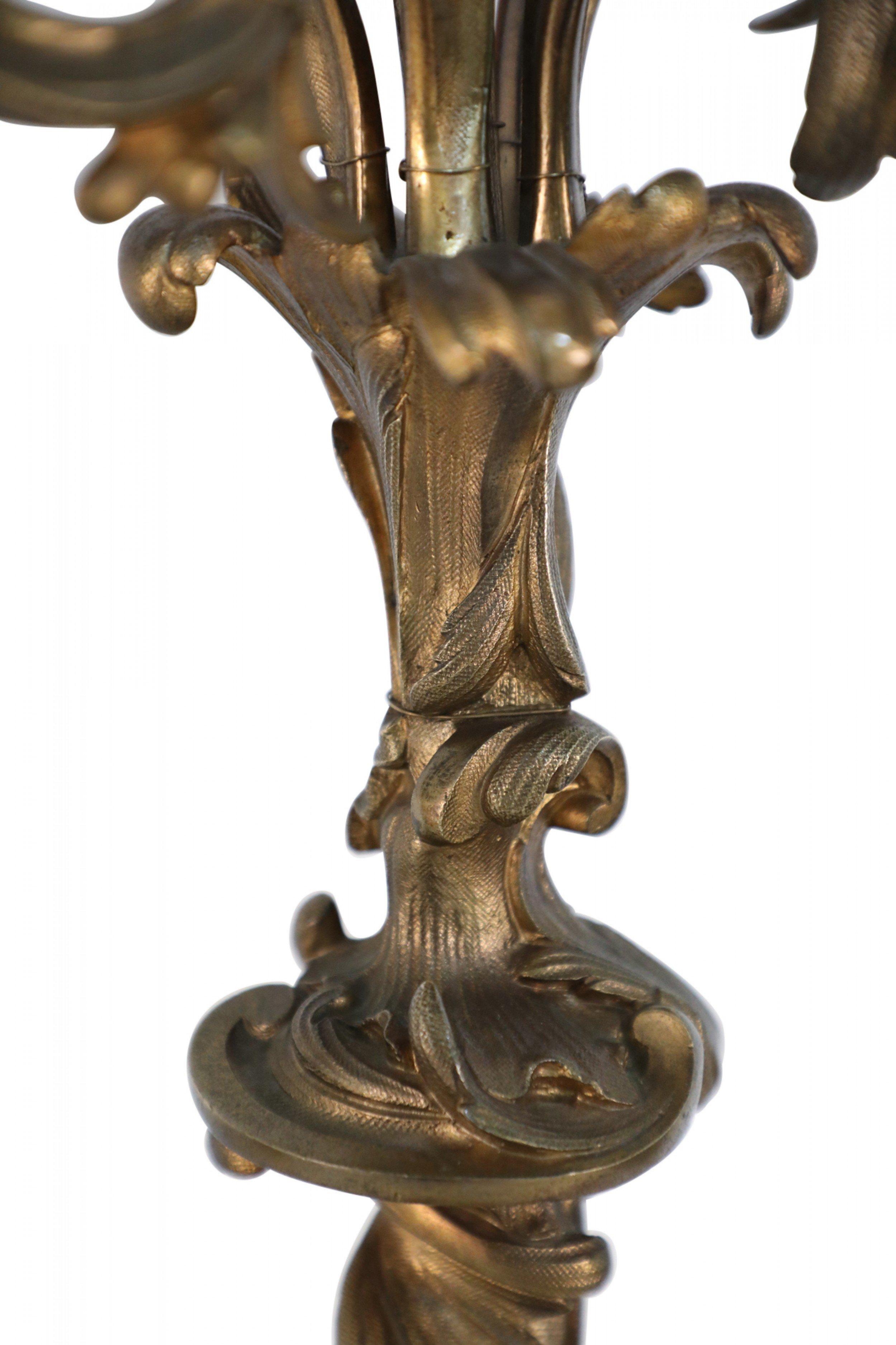 Coppia di candelabri neri elettrificati a 5 bracci in bronzo in stile Luigi XV in vendita 1