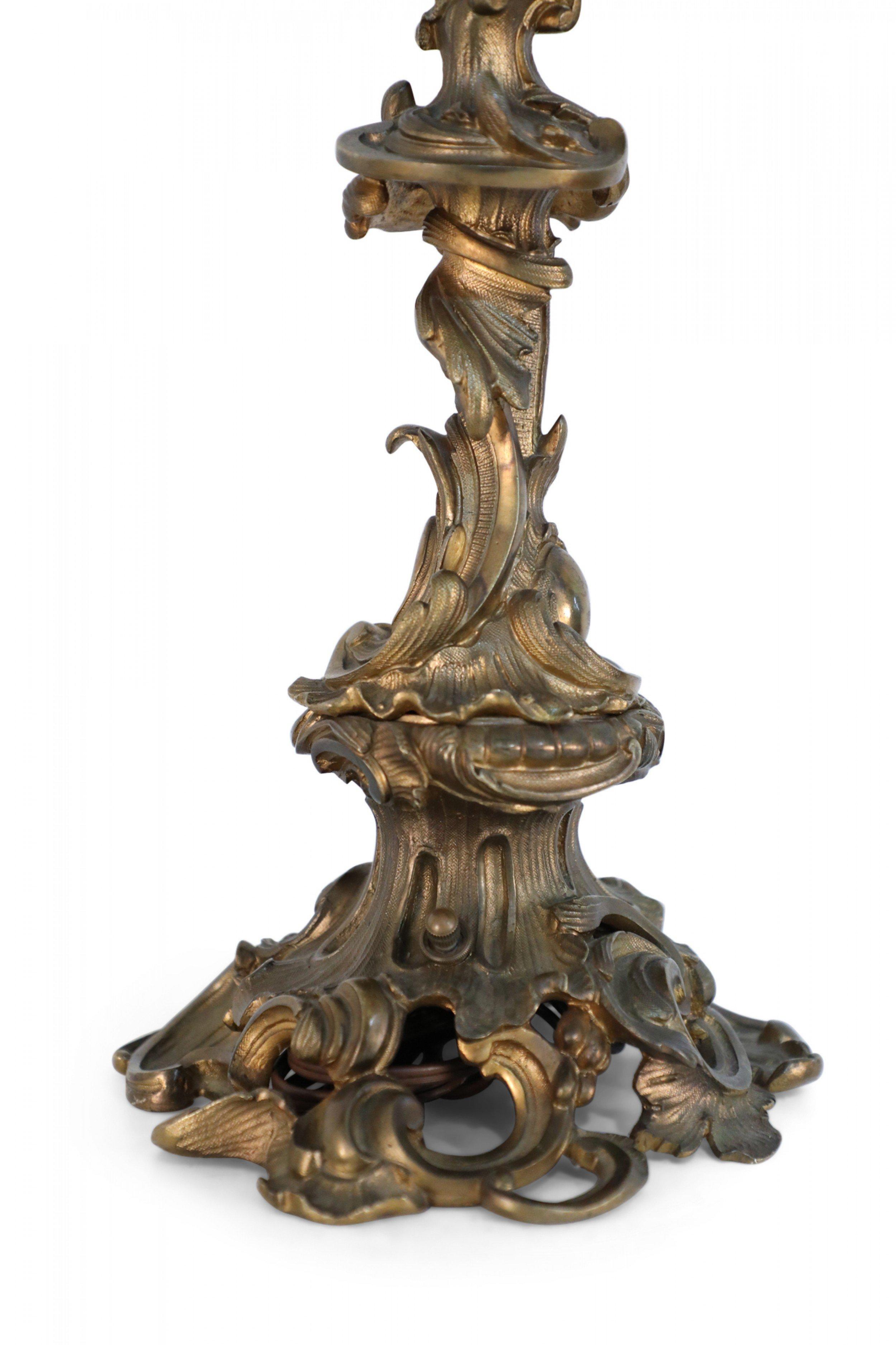 Paar 5-armige elektrifizierte schwarze Bronze-Kerzenkandelaber im Louis XV.-Stil im Angebot 5