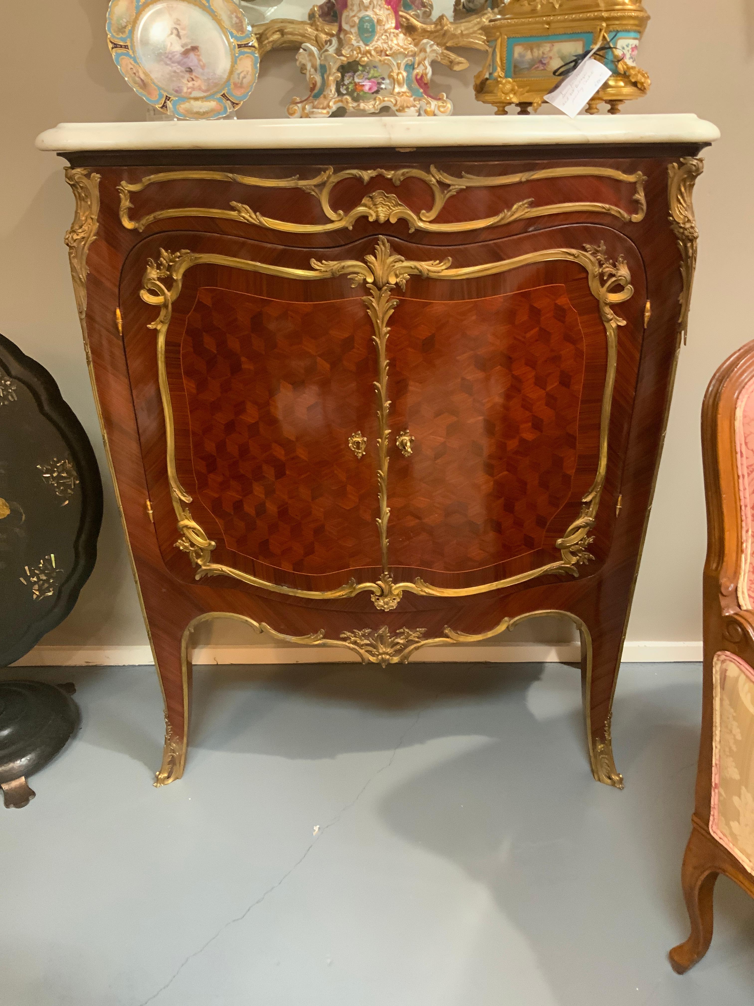 Coppia di armadietti con montatura in bronzo dore in stile Luigi XV in vendita 5