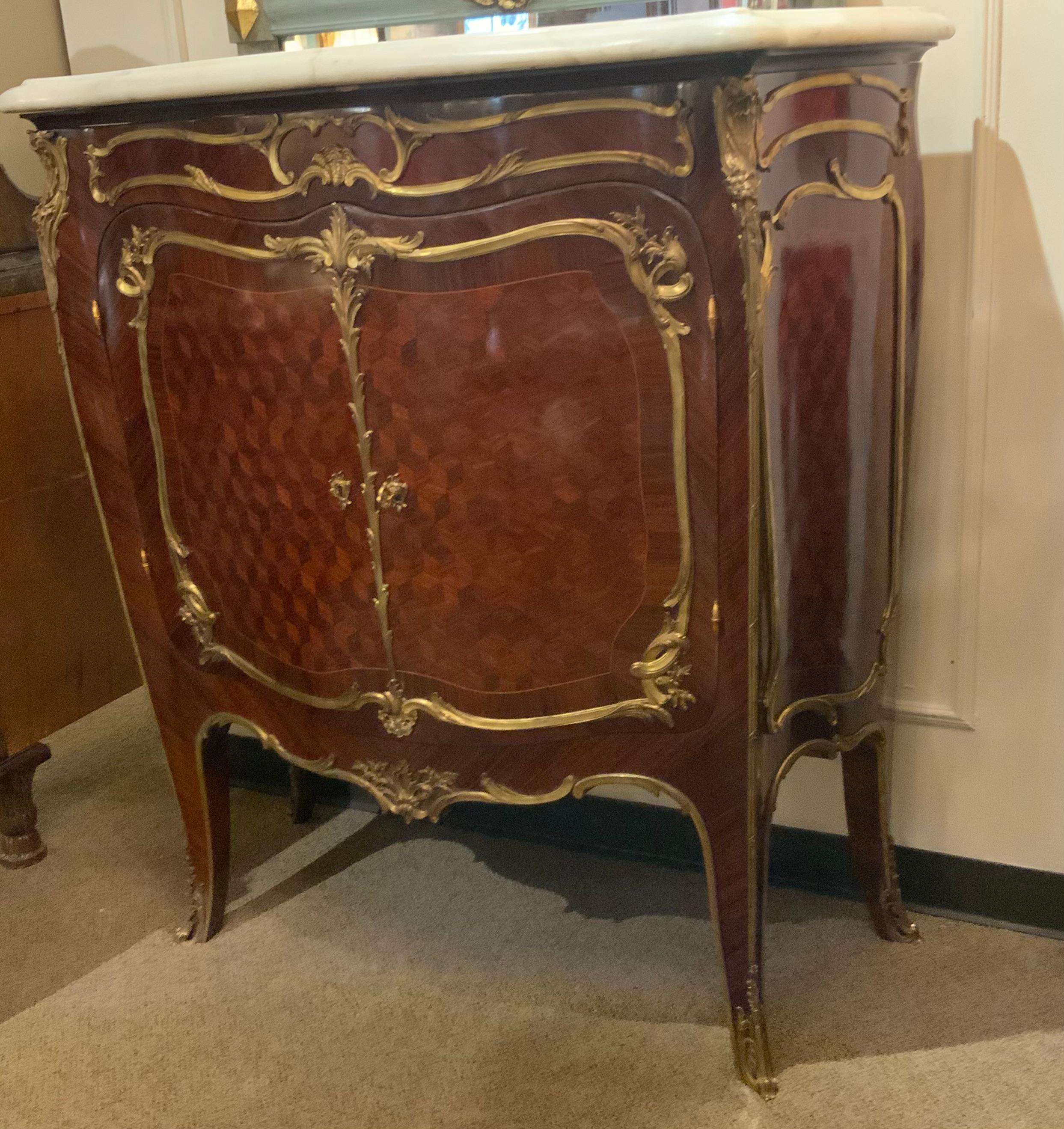 Pair of Louis XV-Style bronze dore mounted cabinets In Excellent Condition For Sale In Houston, TX