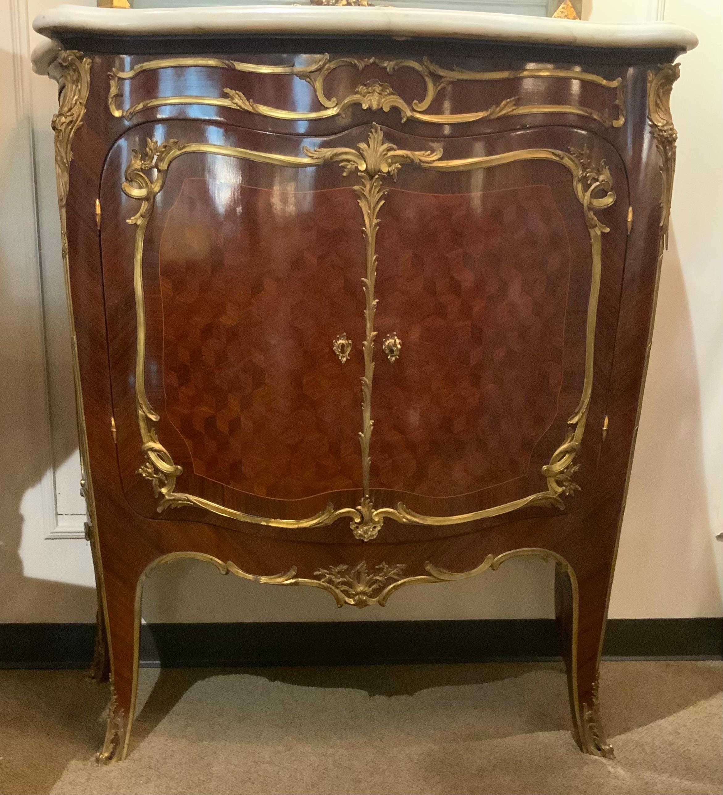 Marbre Paire d'armoires de style Louis XV montées en bronze doré en vente