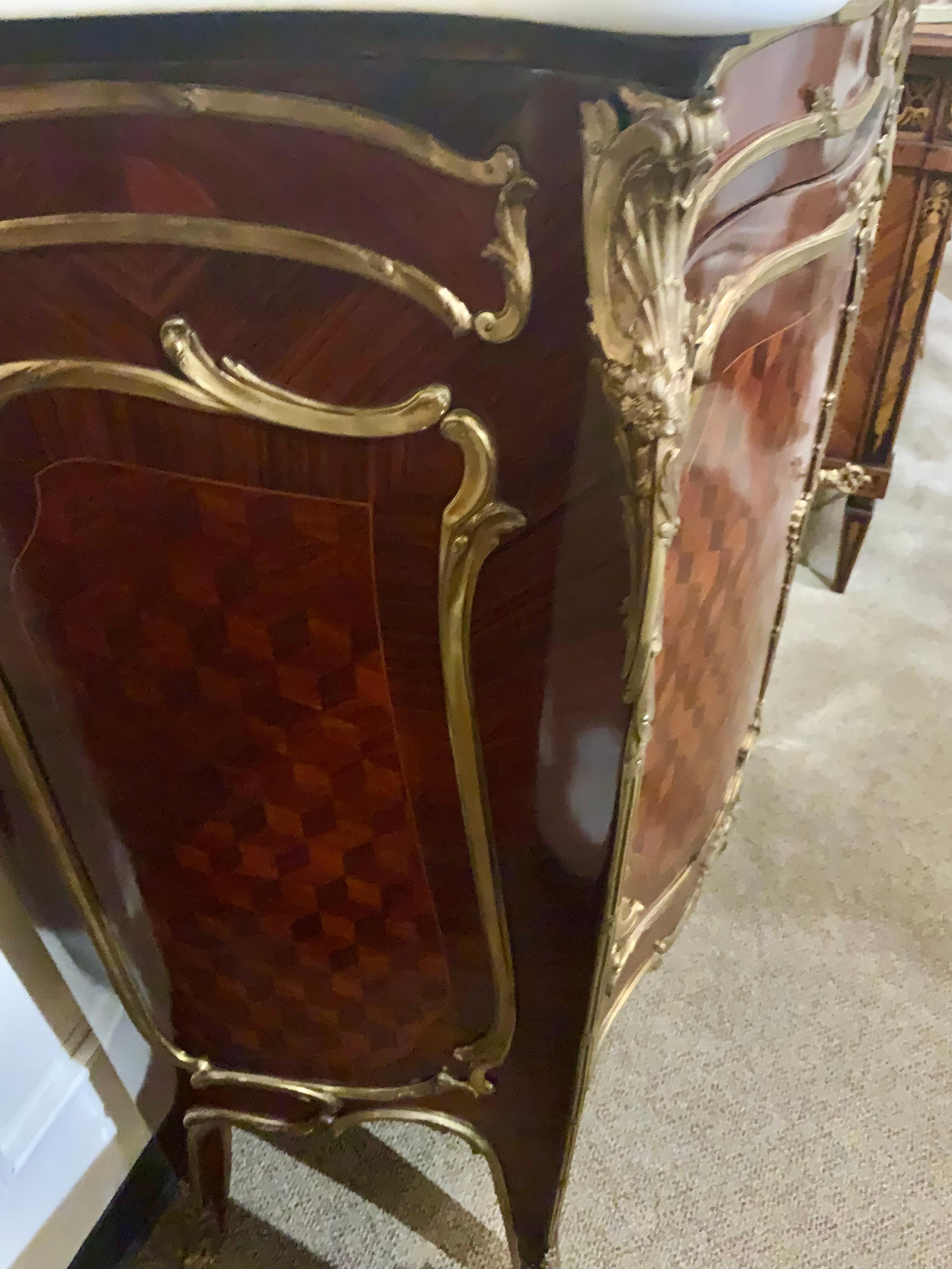 Paire d'armoires de style Louis XV montées en bronze doré en vente 1