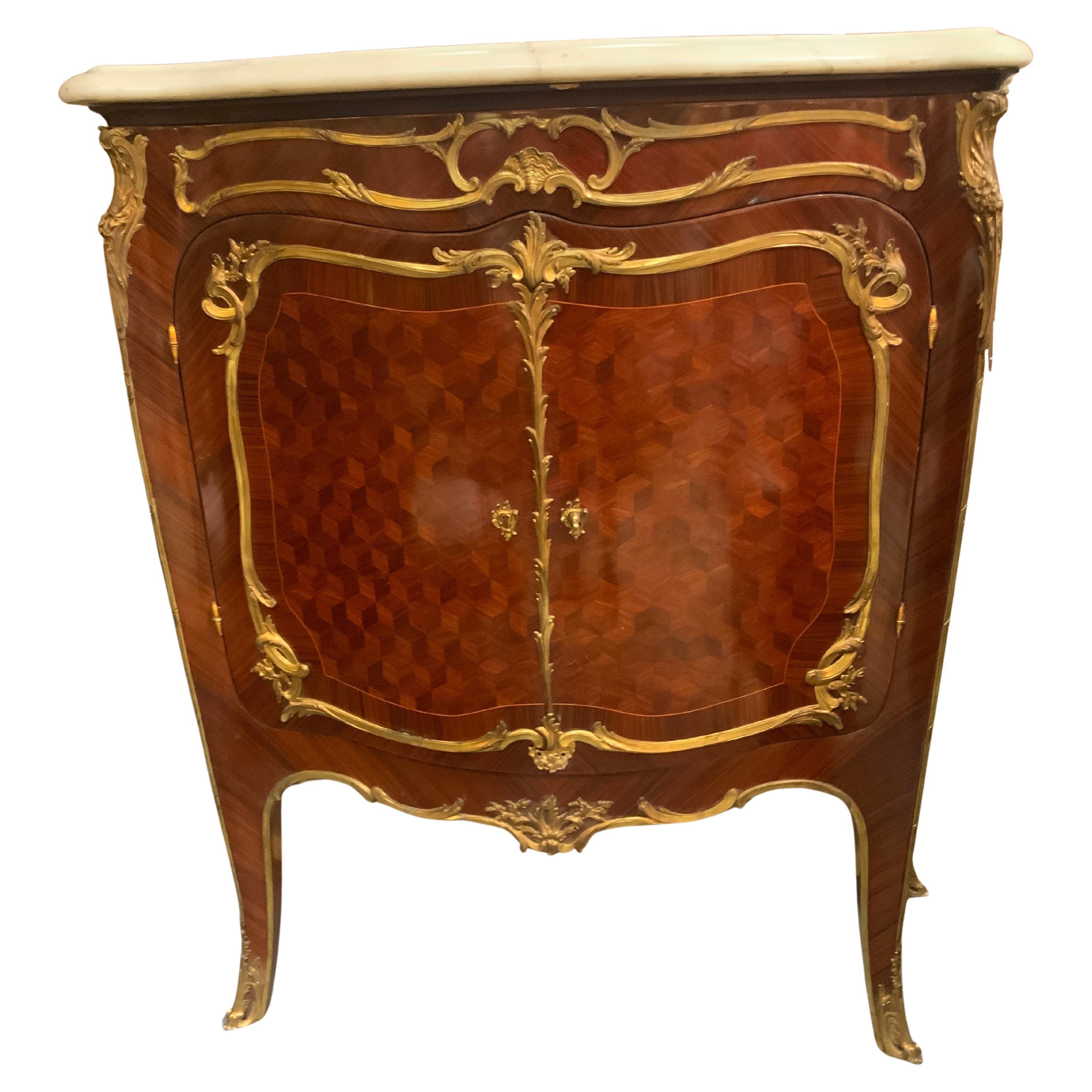 Coppia di armadietti con montatura in bronzo dore in stile Luigi XV in vendita