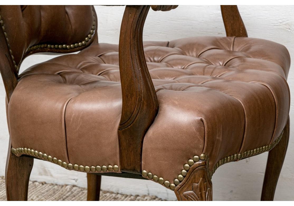 Pareja de Fauteuils de cuero acolchado marrón estilo Luis XV en venta 5