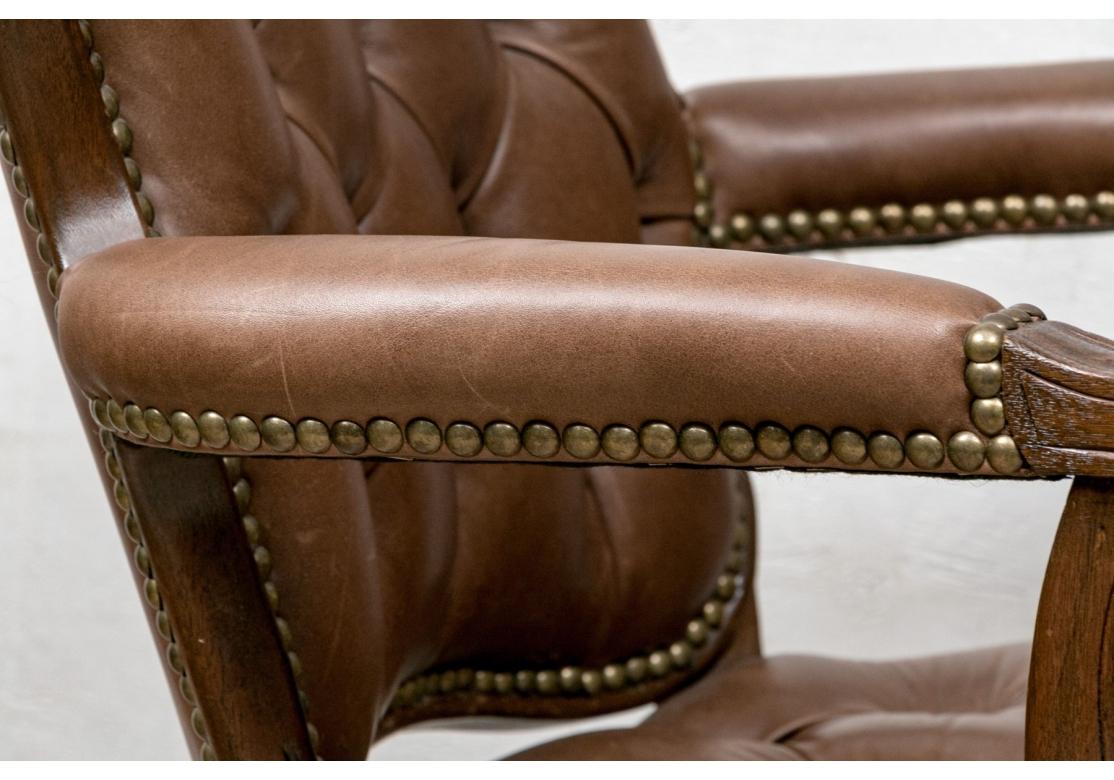 Pareja de Fauteuils de cuero acolchado marrón estilo Luis XV en venta 6
